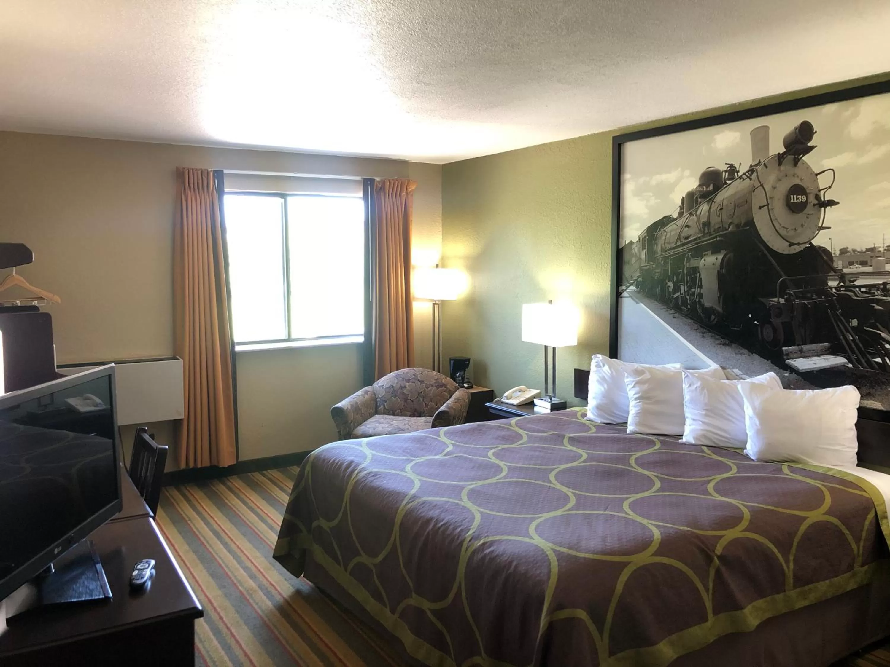 Photo of the whole room, Bed in Super 8 by Wyndham Topeka/Wanamaker RD/I-70