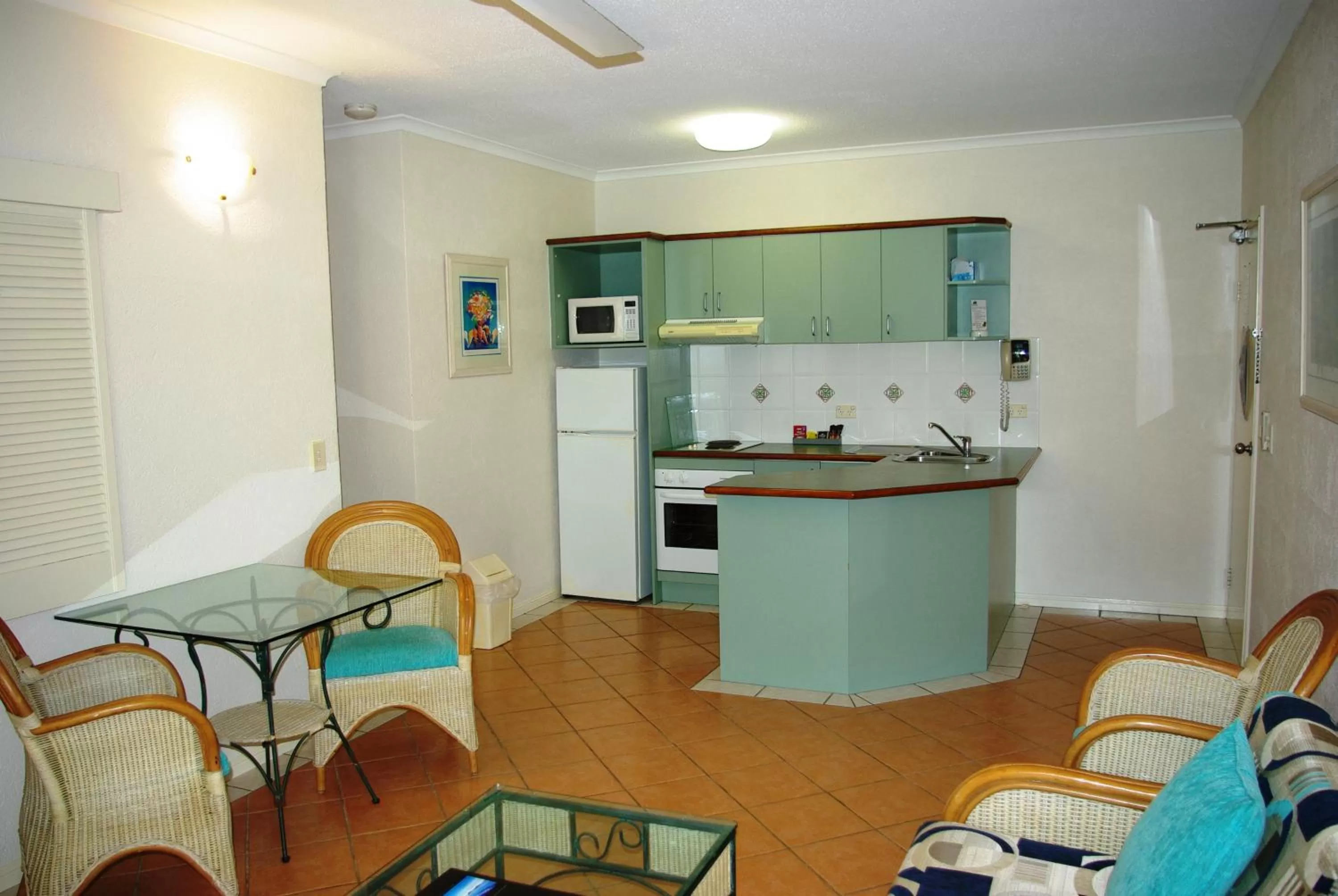 Kitchen or kitchenette in Palm Cove Tropic Apartments
