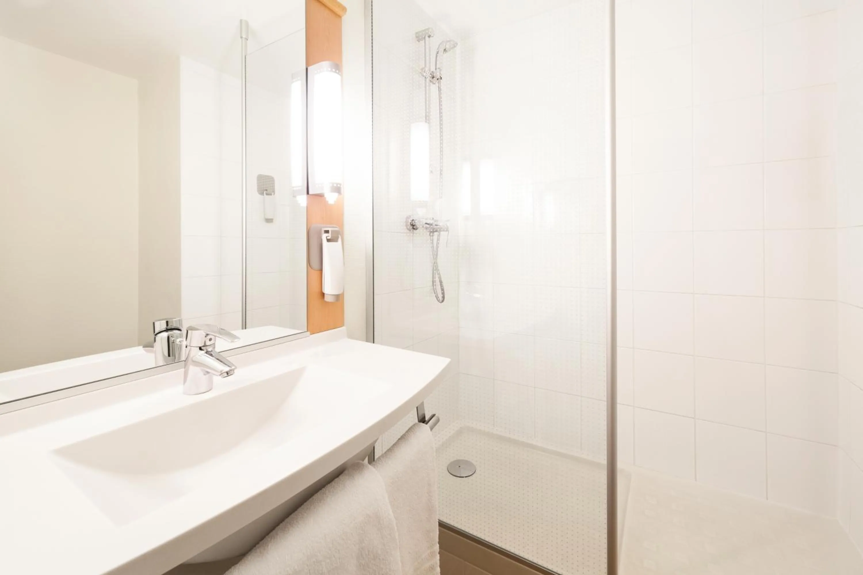 Bathroom in ibis Paris Pantin Eglise