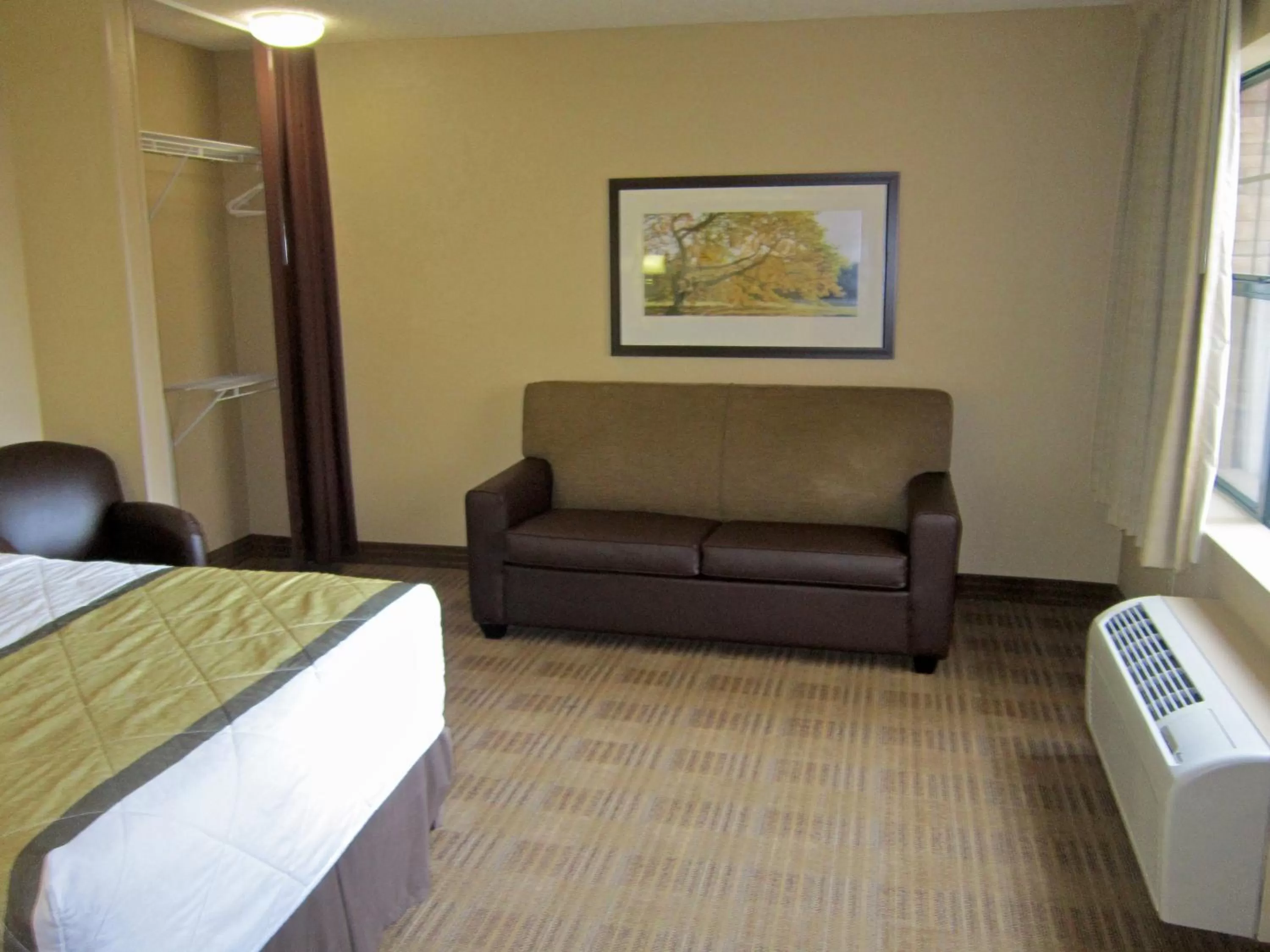 Seating area, Bed in Extended Stay America Select Suites - Des Moines - Urbandale