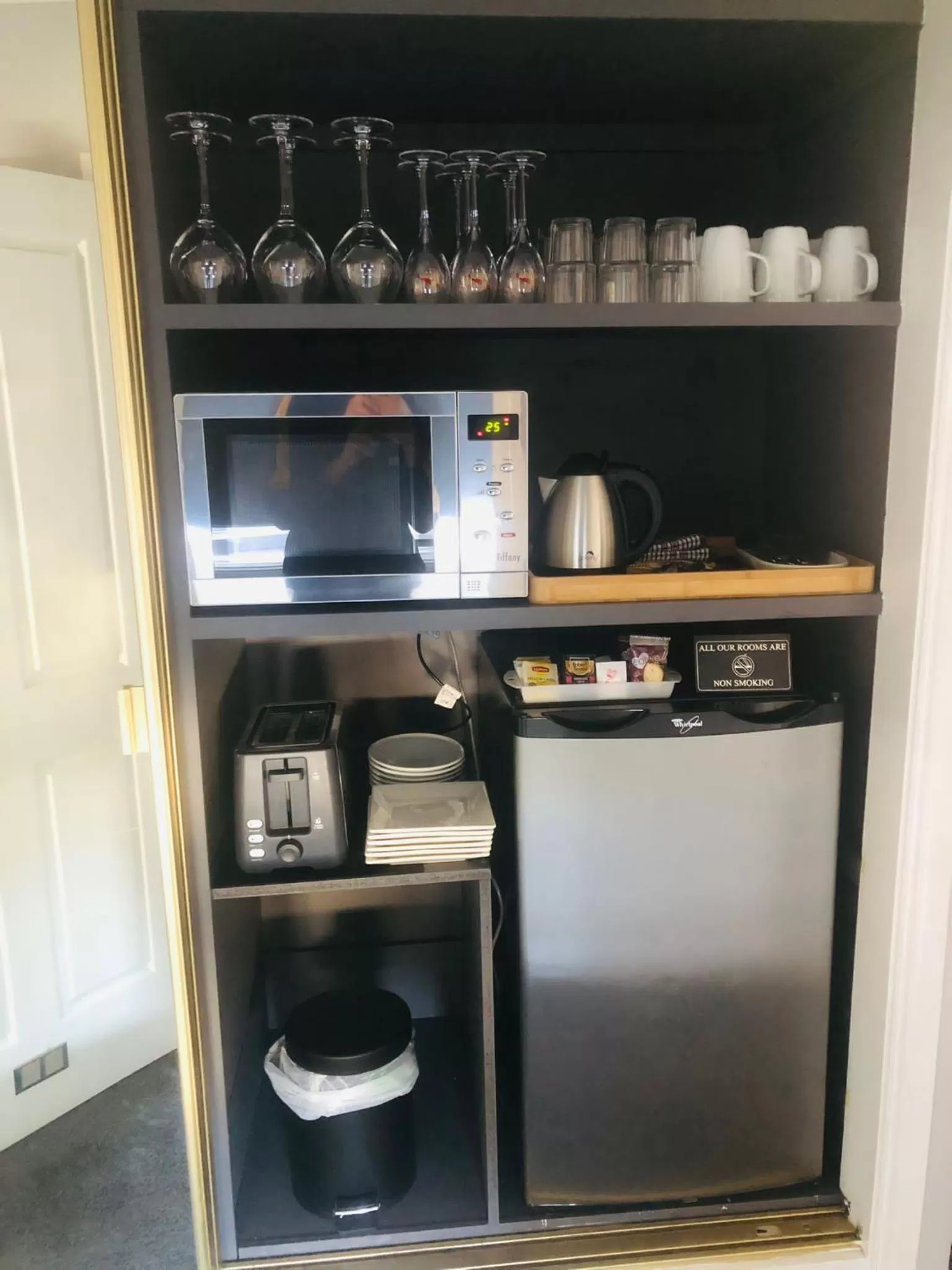Coffee/tea facilities, Kitchen/Kitchenette in White Manor Motel