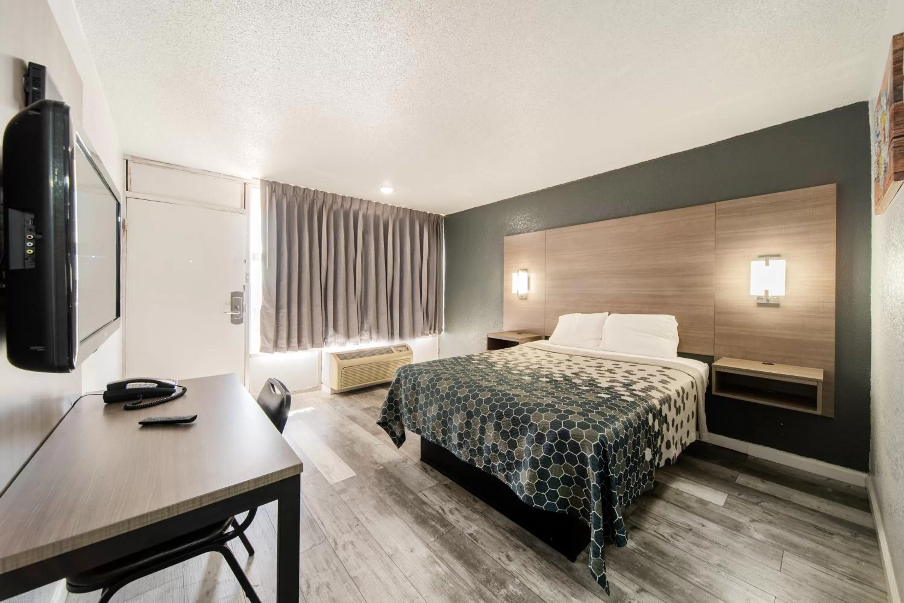 Bed in Econo Lodge Inn & Suites Near Bricktown