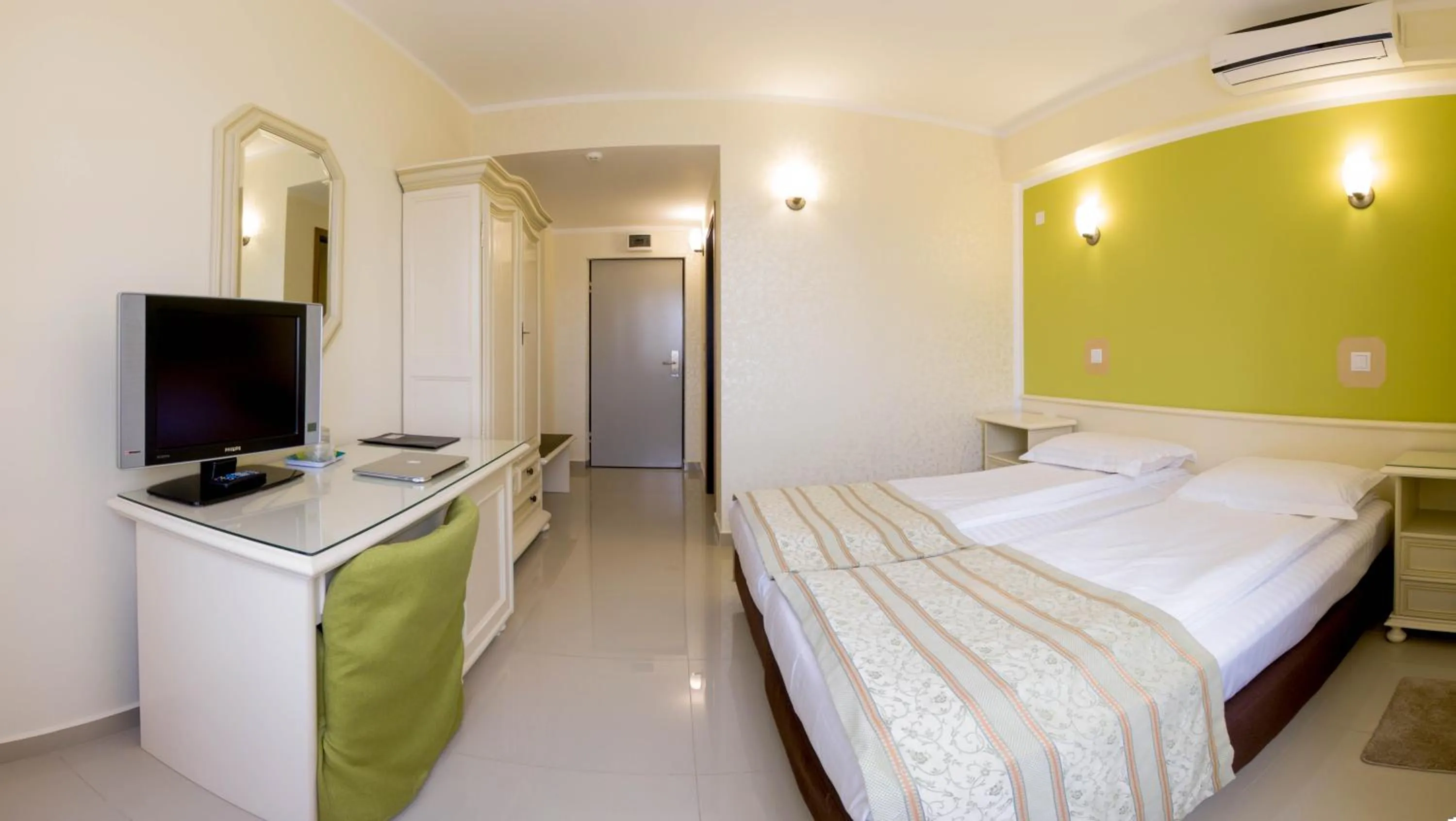 Photo of the whole room, Bed in Hotel Seneca