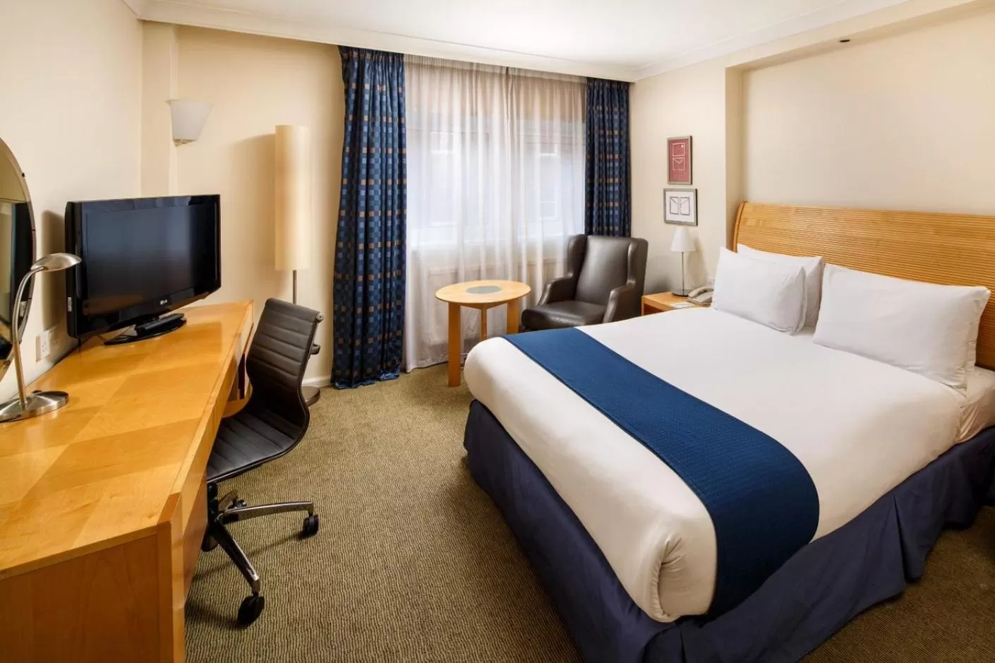 Bed in Holiday Inn London - Regent's Park by IHG