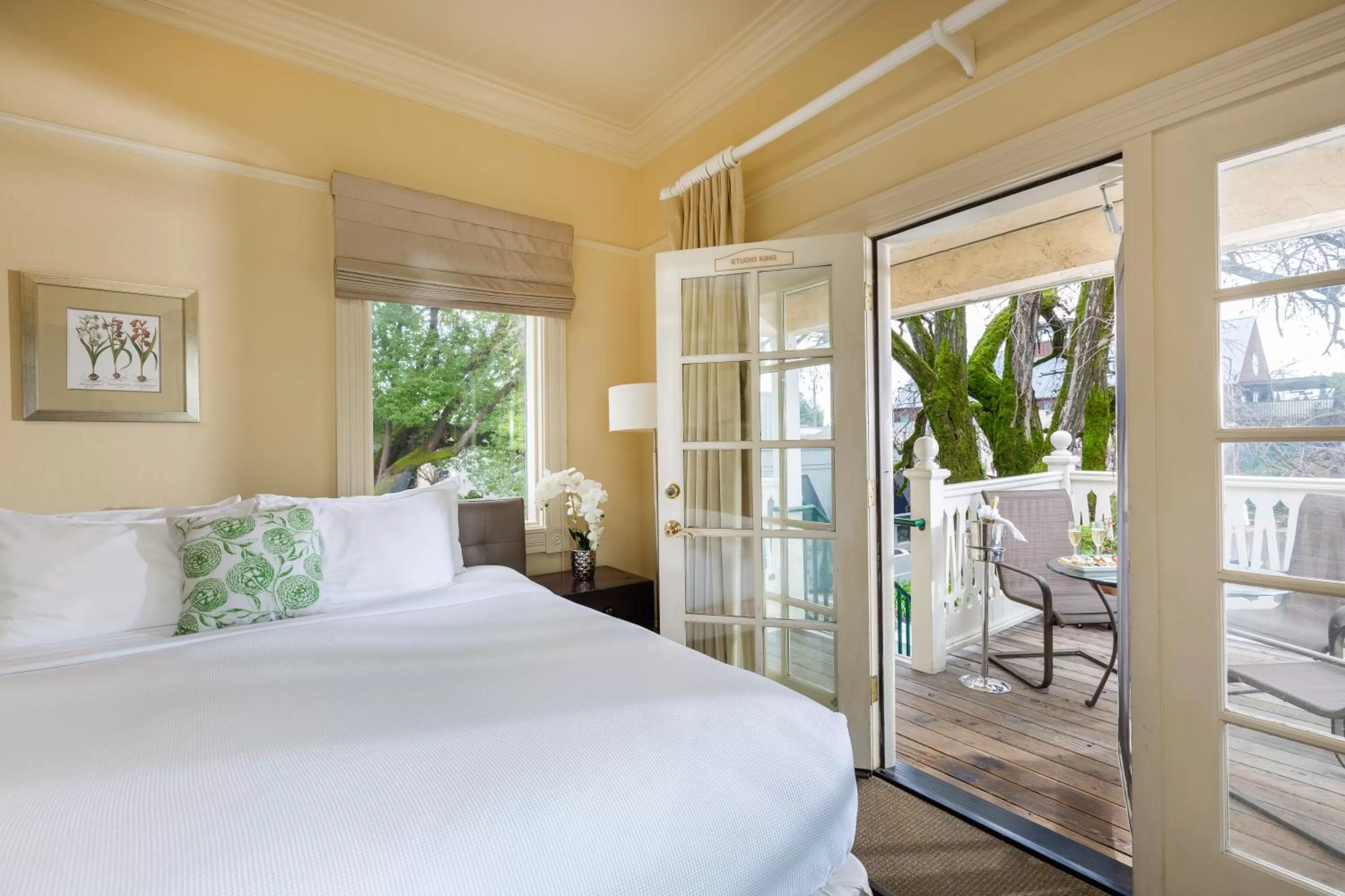 Bed in Healdsburg Inn on the Plaza, A Four Sisters Inn