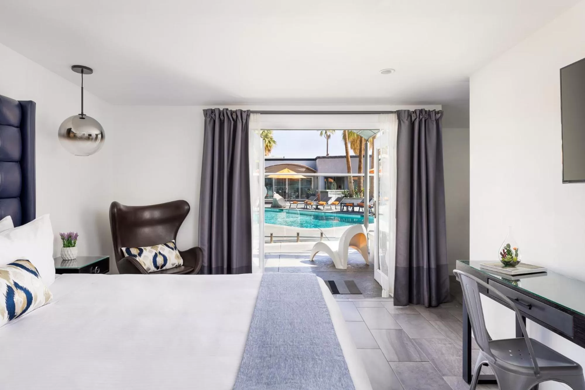 Patio, Bed in The Palm Springs Hotel