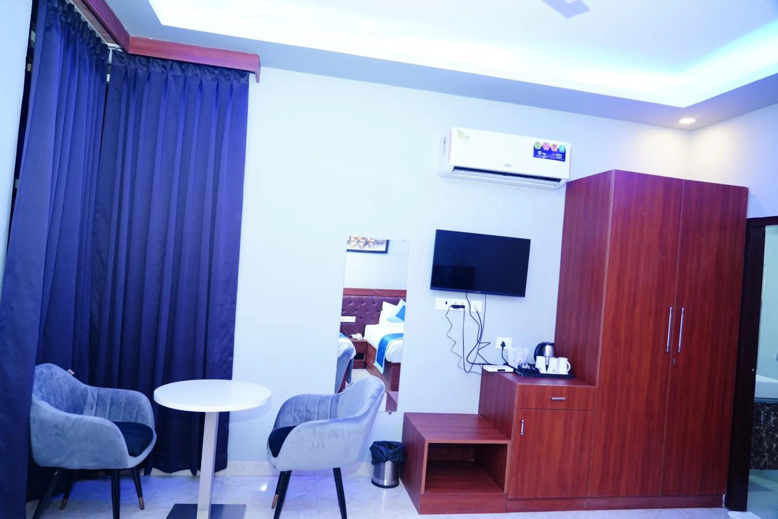 Communal lounge/ TV room in ExpoMart Inn