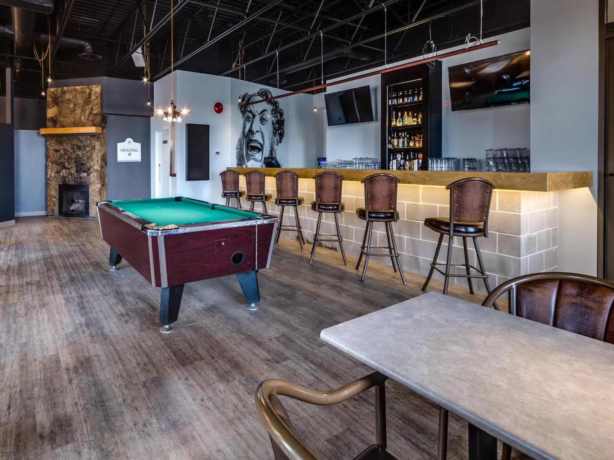 Billiard in Heritage Inn Hotel & Convention Centre - Saskatoon