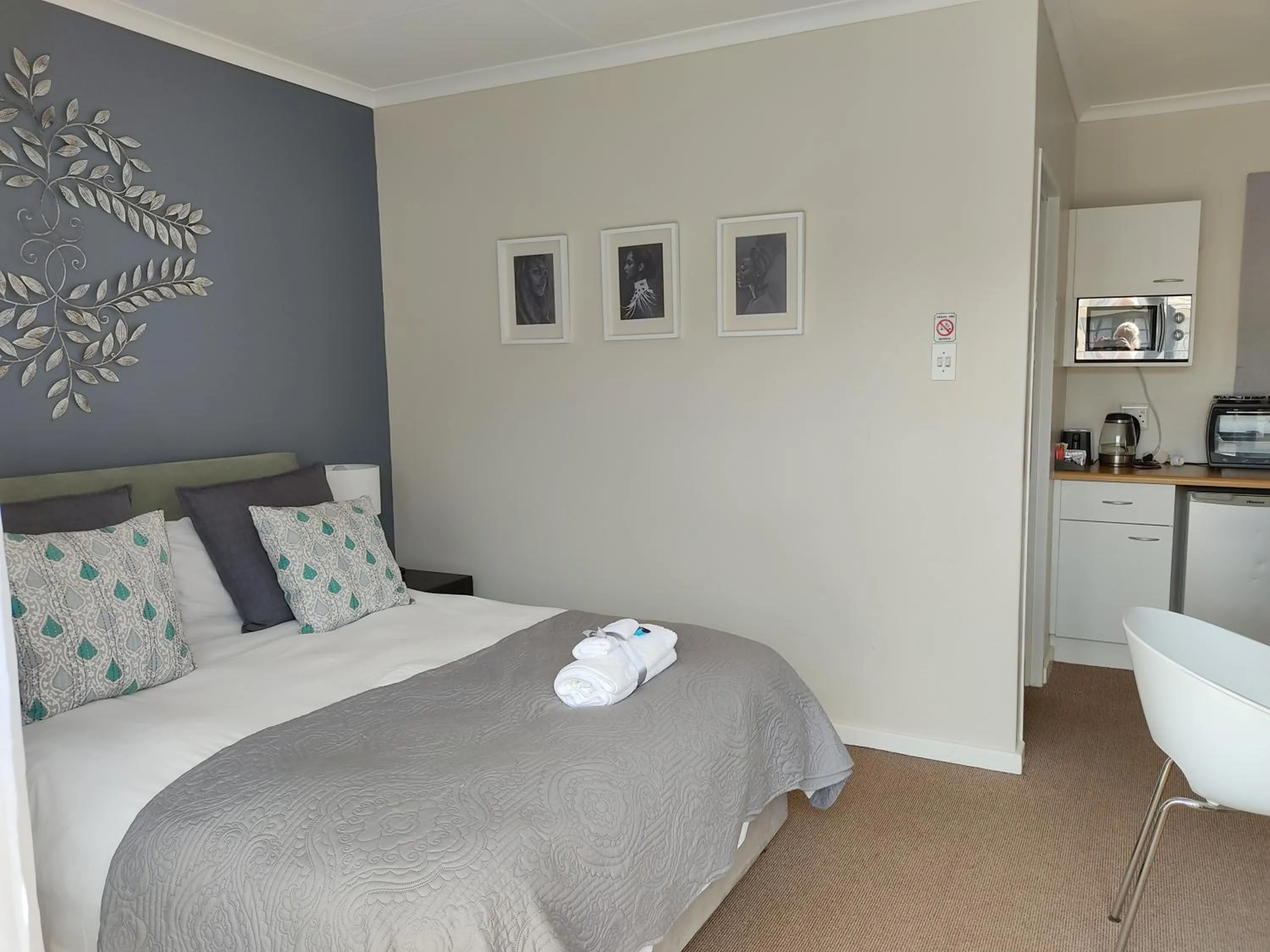 Kitchen or kitchenette, Bed in Palm Beach Guesthouse