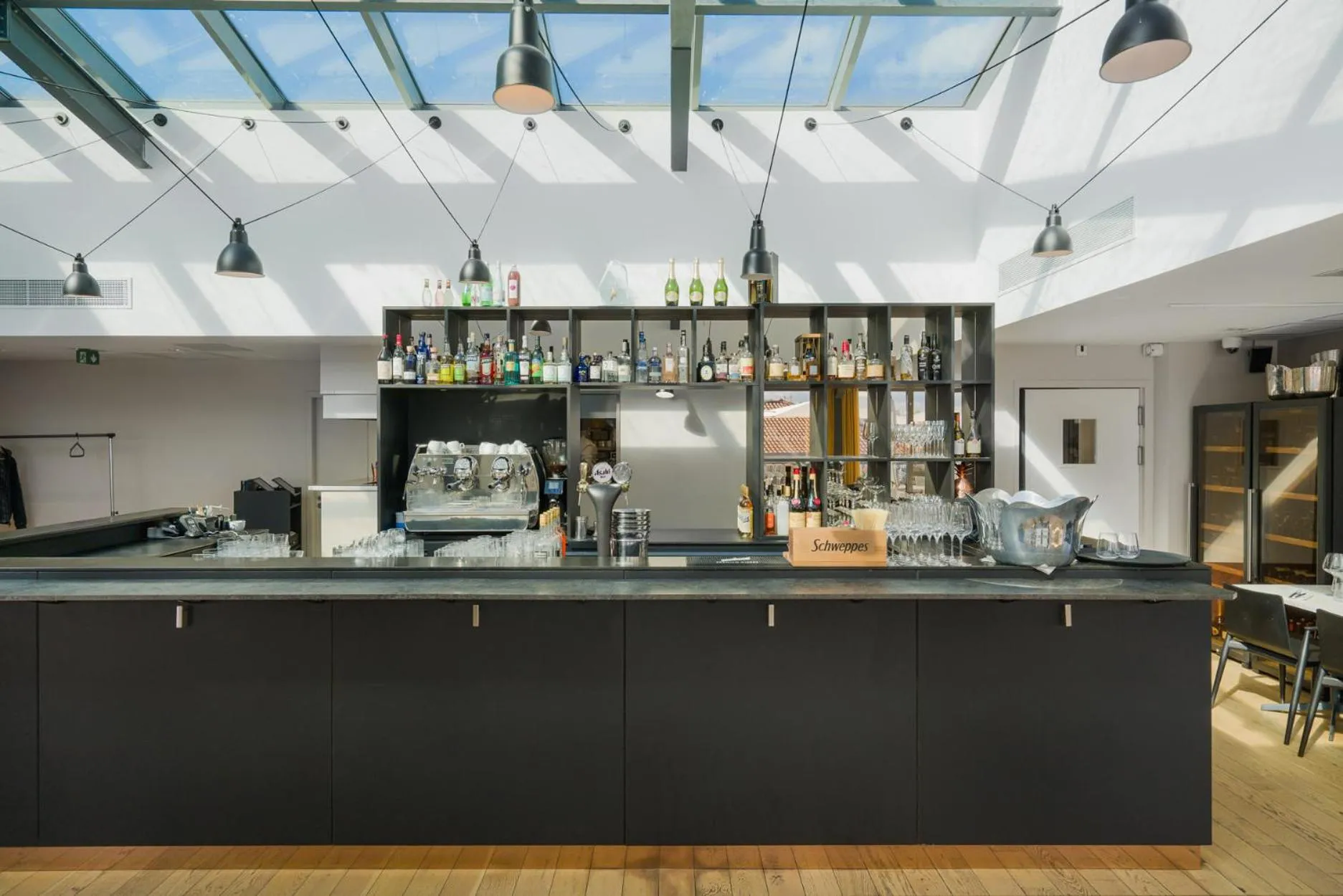 Restaurant/places to eat in Maison Nô - Hôtel et Rooftop