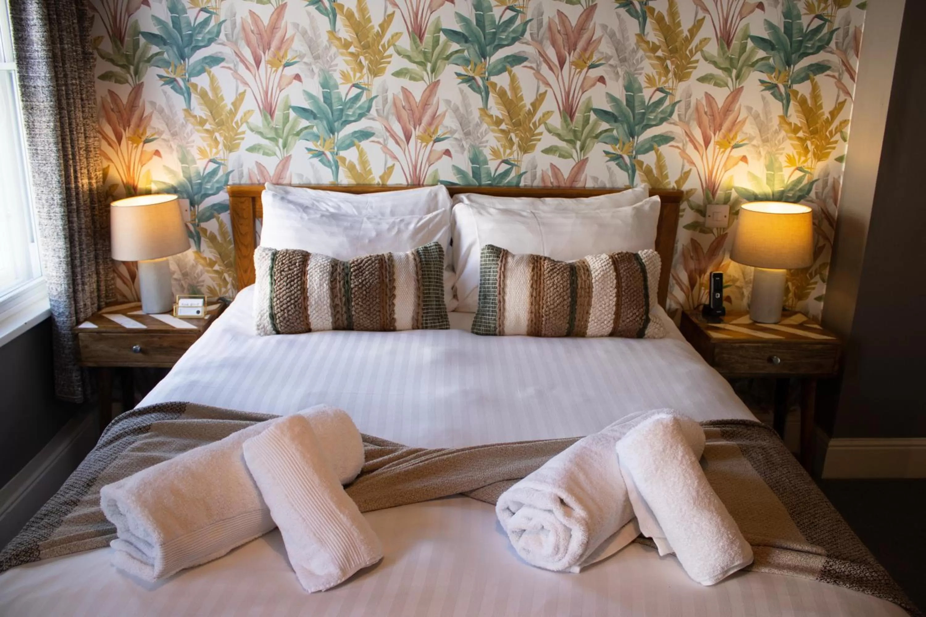 Bed in The Wheatsheaf Pub, Kitchen & Rooms
