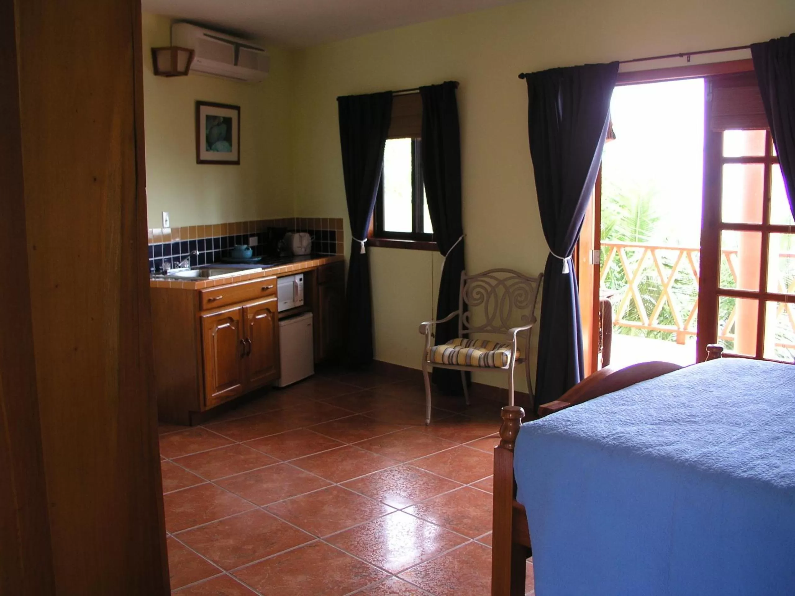 Kitchen or kitchenette, Kitchen/Kitchenette in Alan's Paradise Hotel