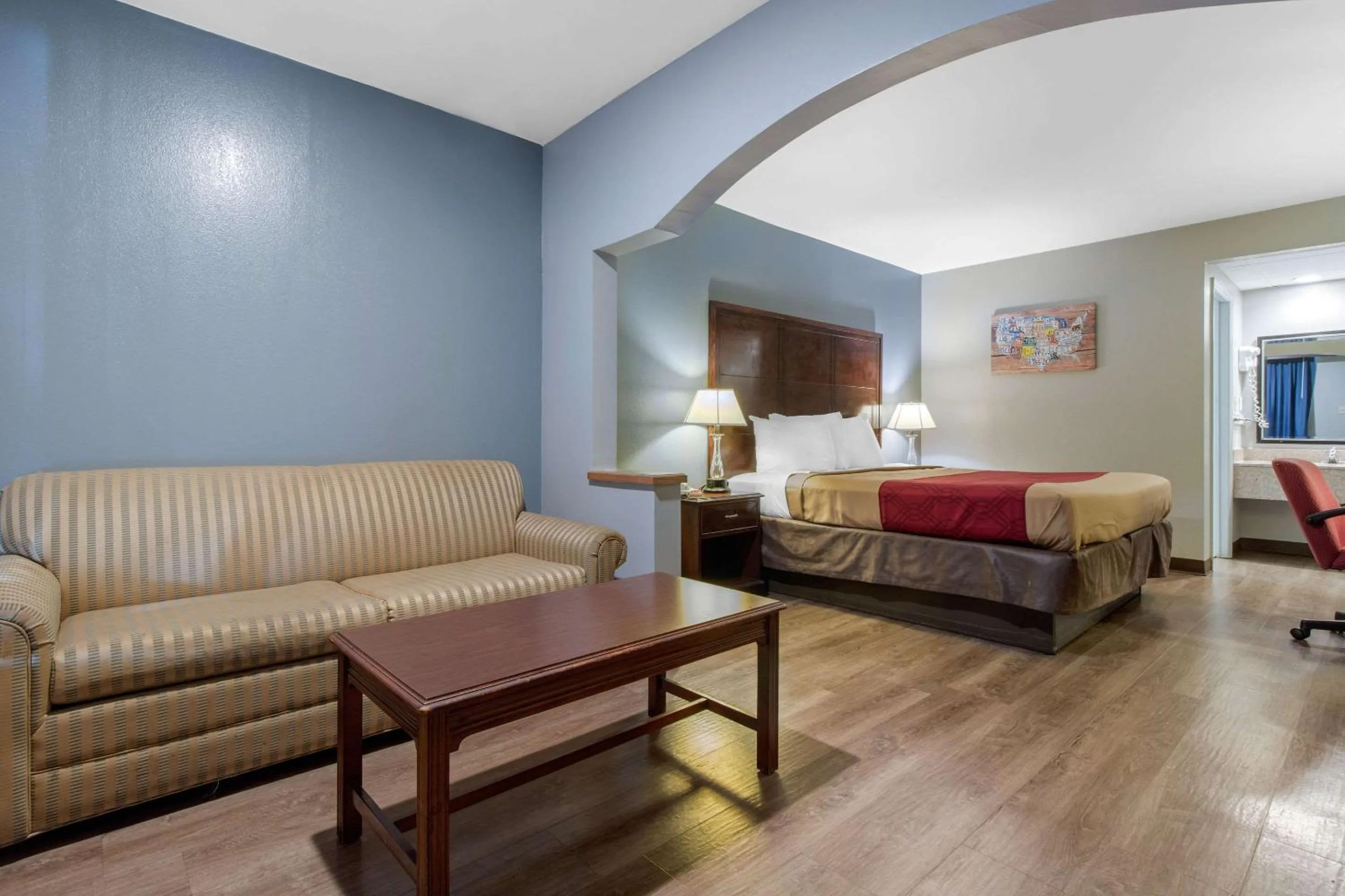 Photo of the whole room, Bed in Econo Lodge Aiken Central