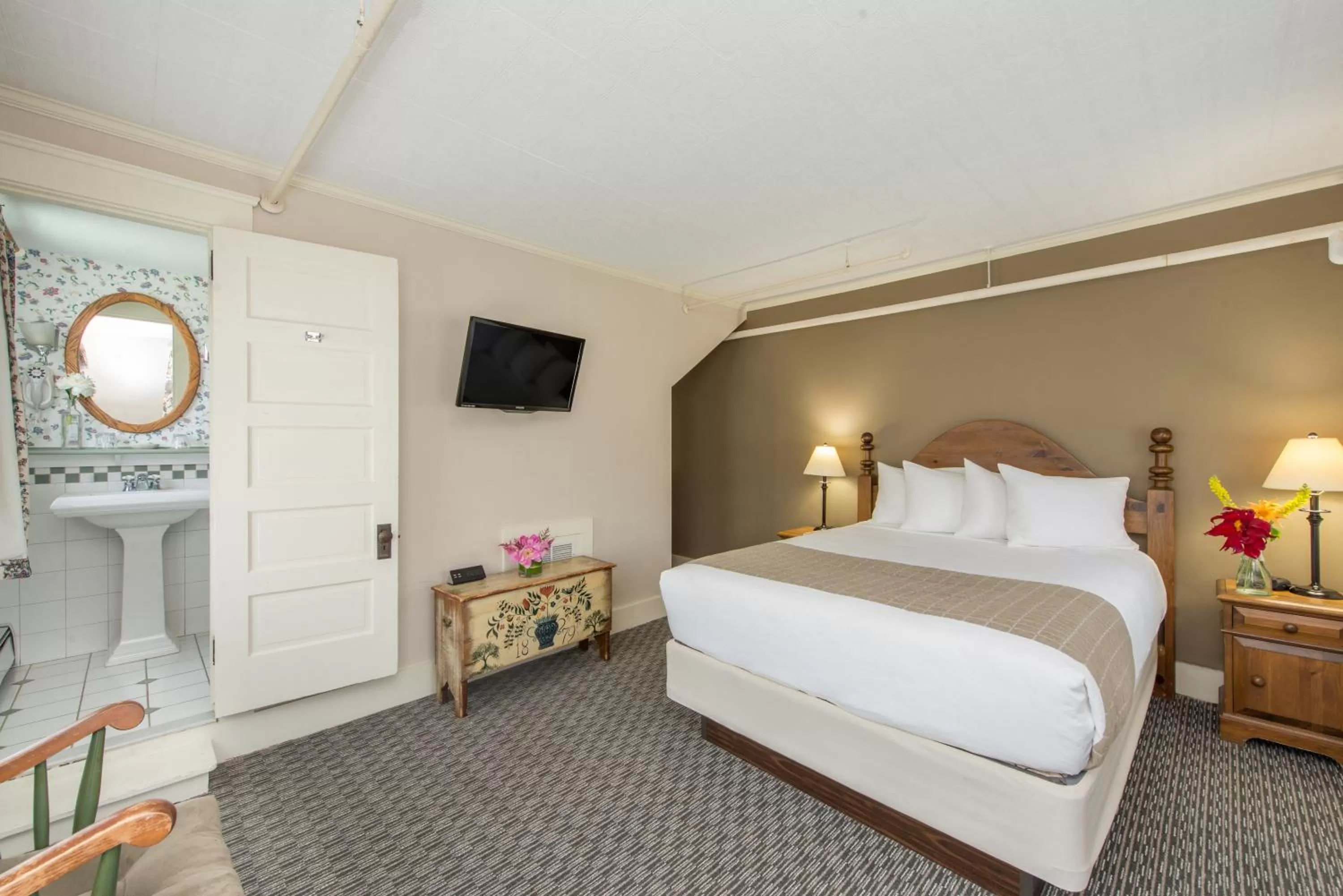 Bed in Eagle Mountain House and Golf Club