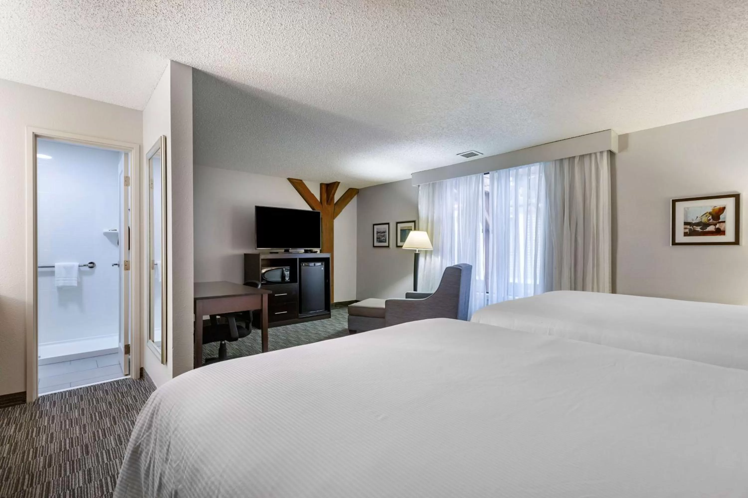 Bedroom in Best Western Plus Como Park Hotel