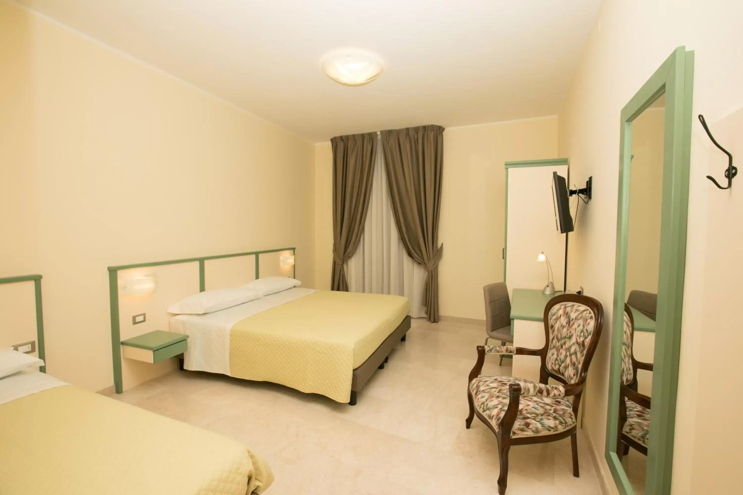 Triple Room with Private Bathroom in B&B Ponte Capograssi Triple Room with Private Bathroom in B&B Ponte Capograssi