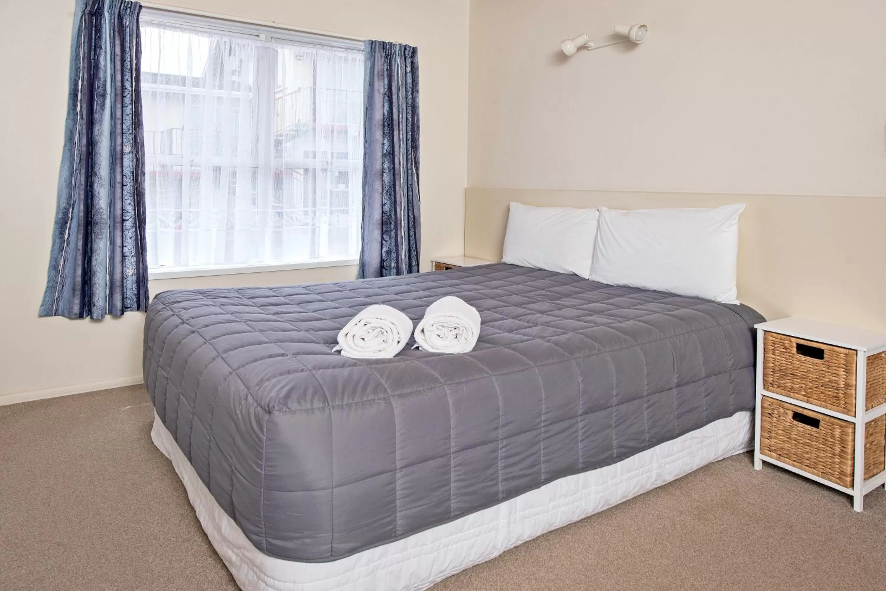 Bedroom, Bed in Tourist Court Motel