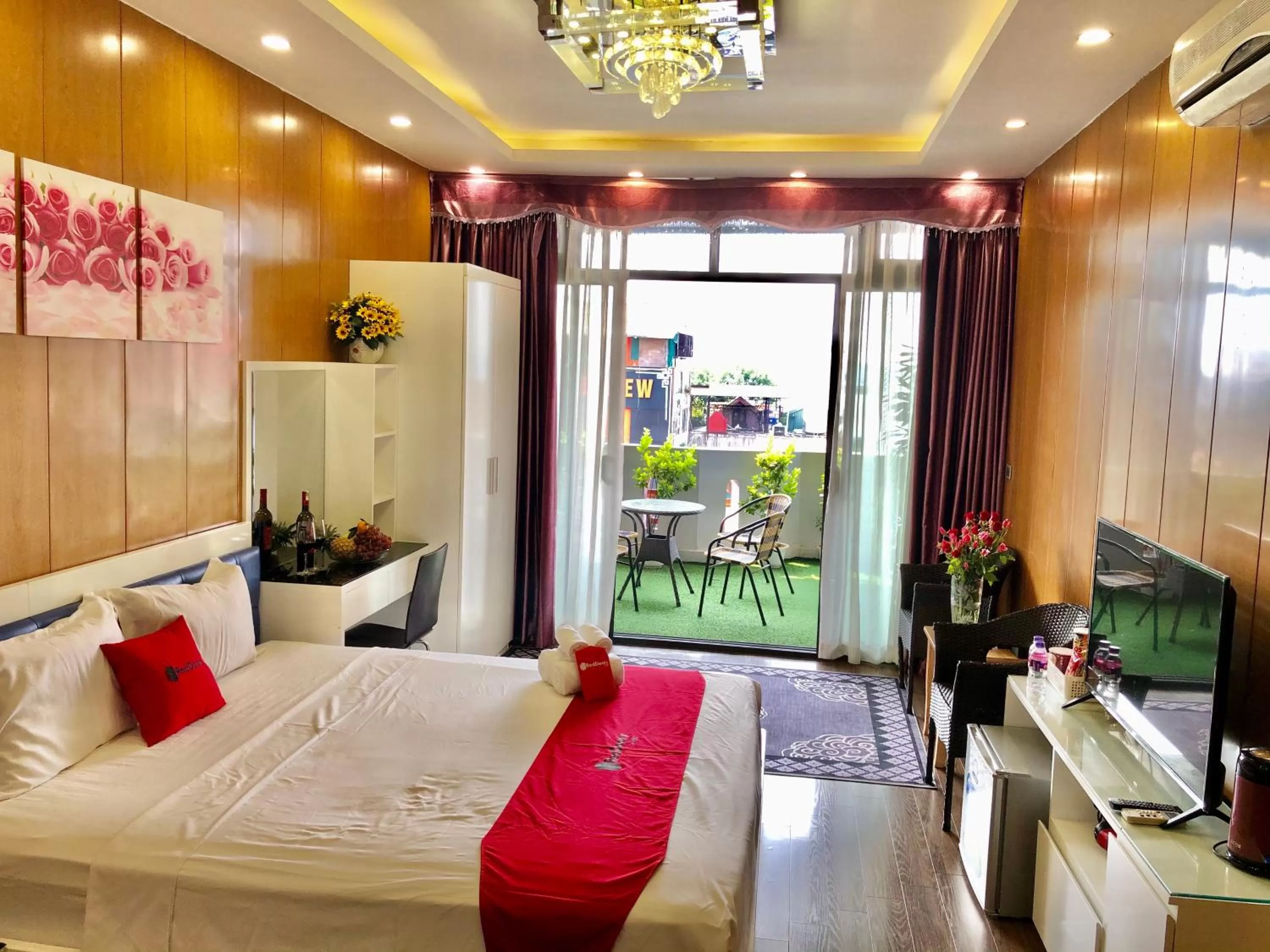 Photo of the whole room, Bed in The Royal Hotel Near West Lake