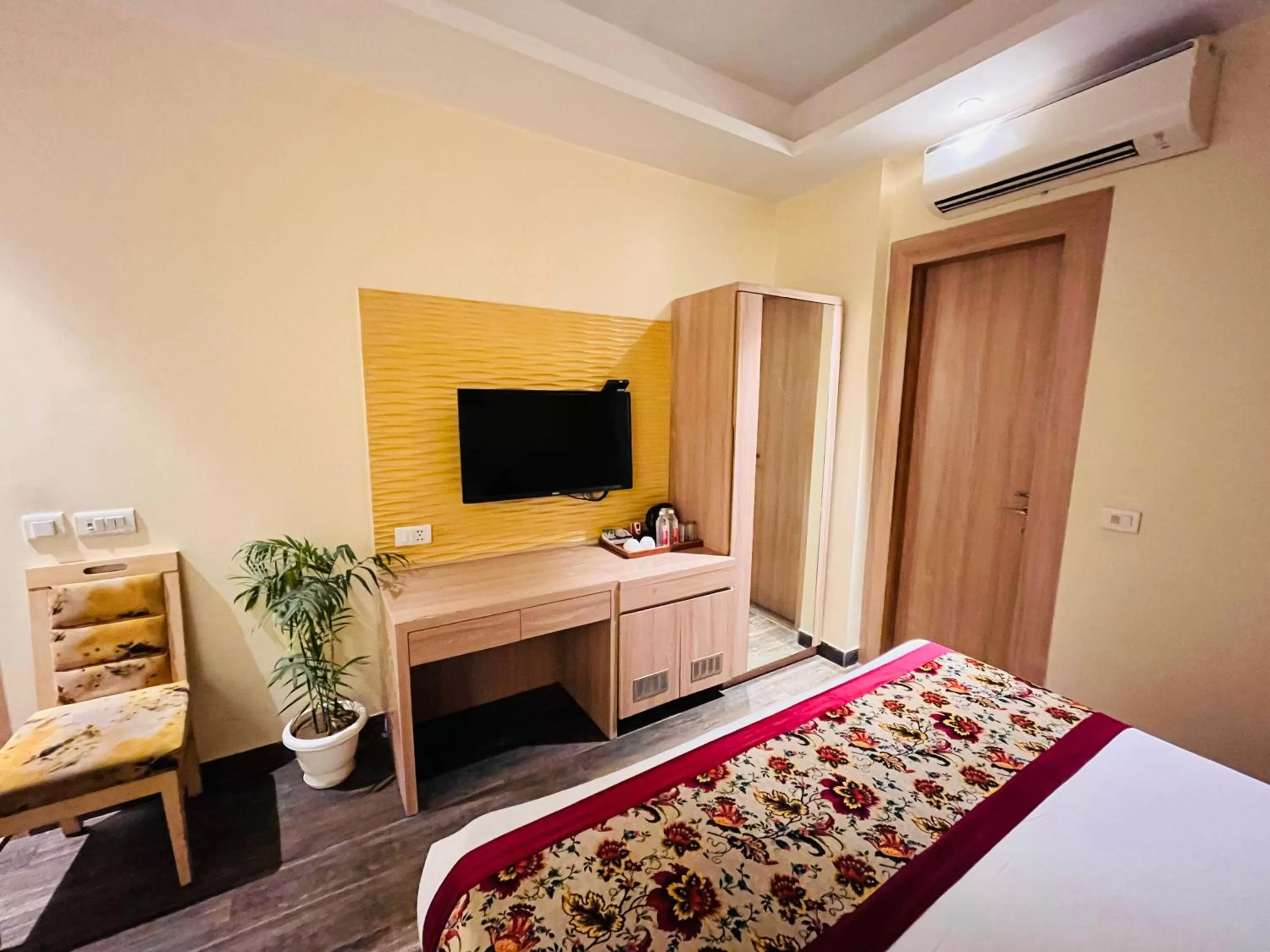 Bed in Hotel Banz near Delhi Airport