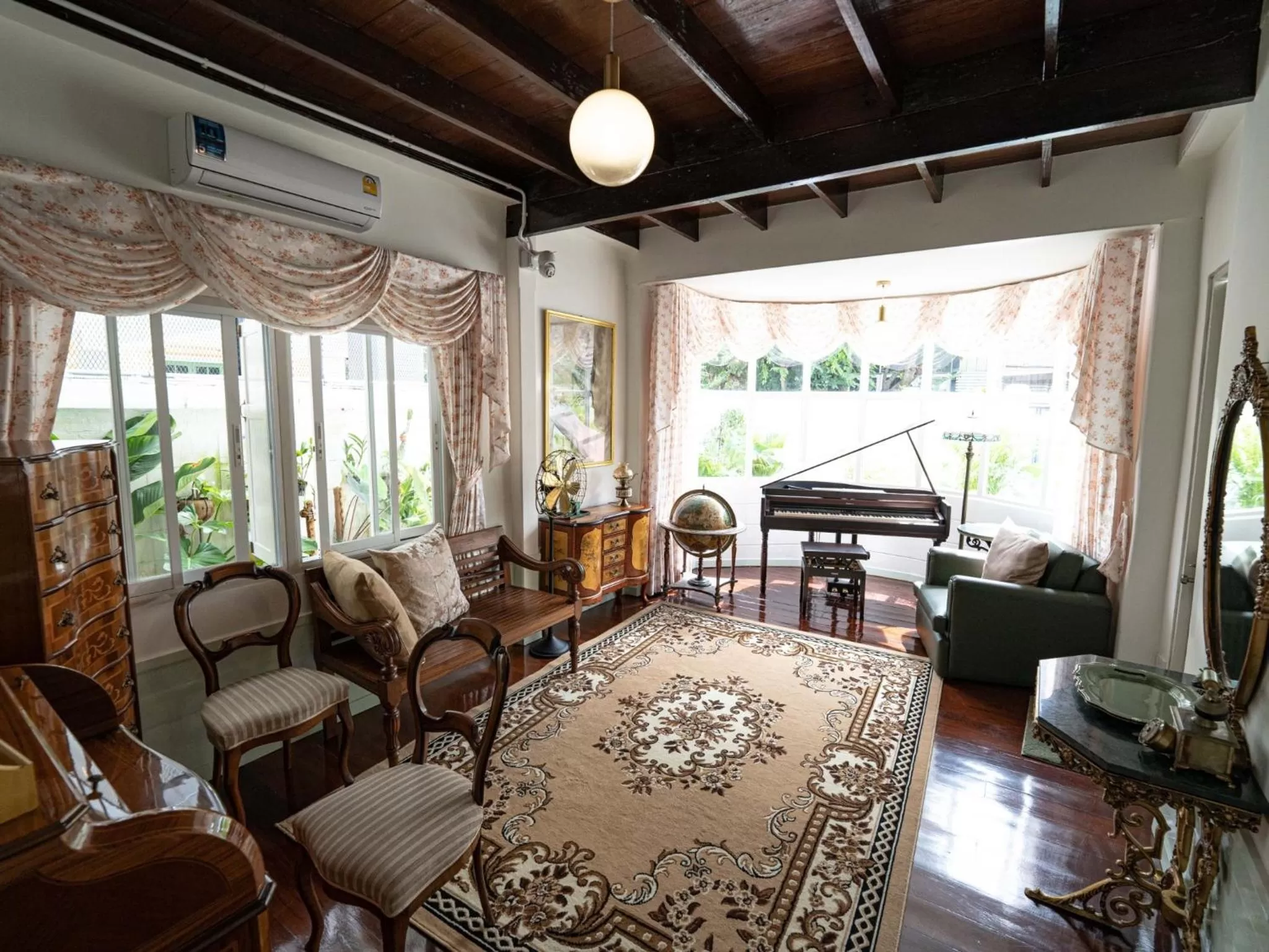 Living room in RoomQuest Rim Praya Dinsor Road