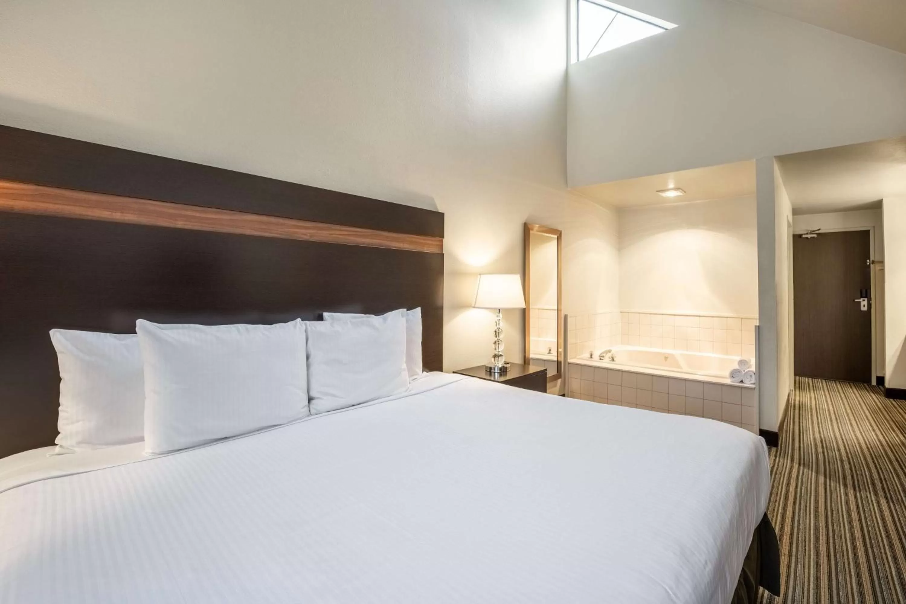 Bedroom, Bed in Best Western Alderwood