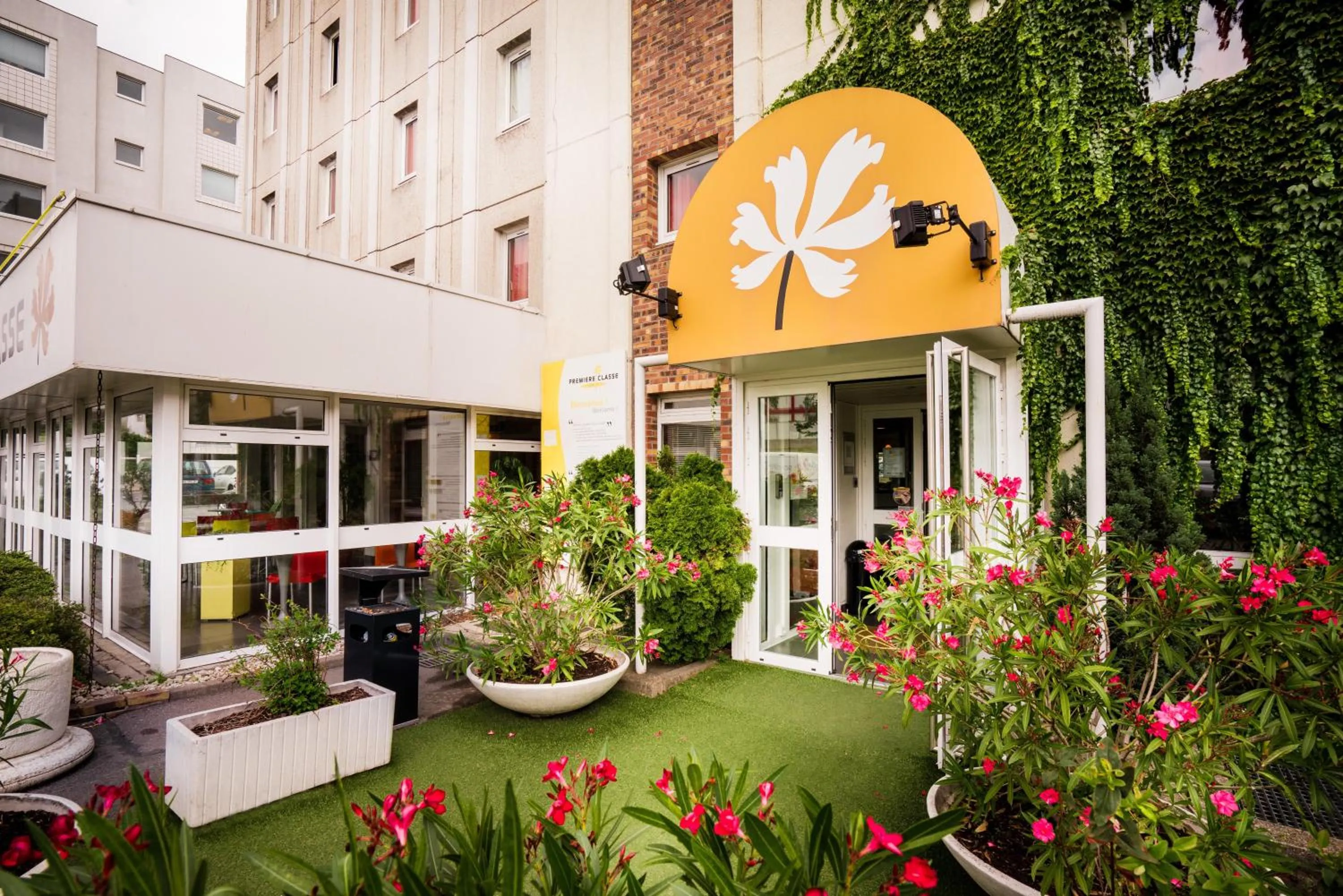 Facade/entrance in Premiere Classe Rungis - Orly