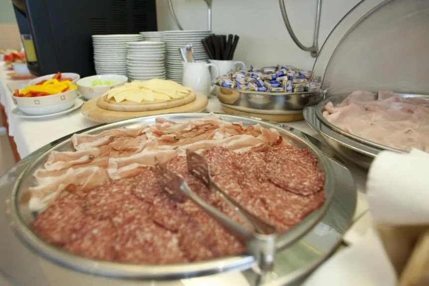 Food and drinks in Green Park Hotel