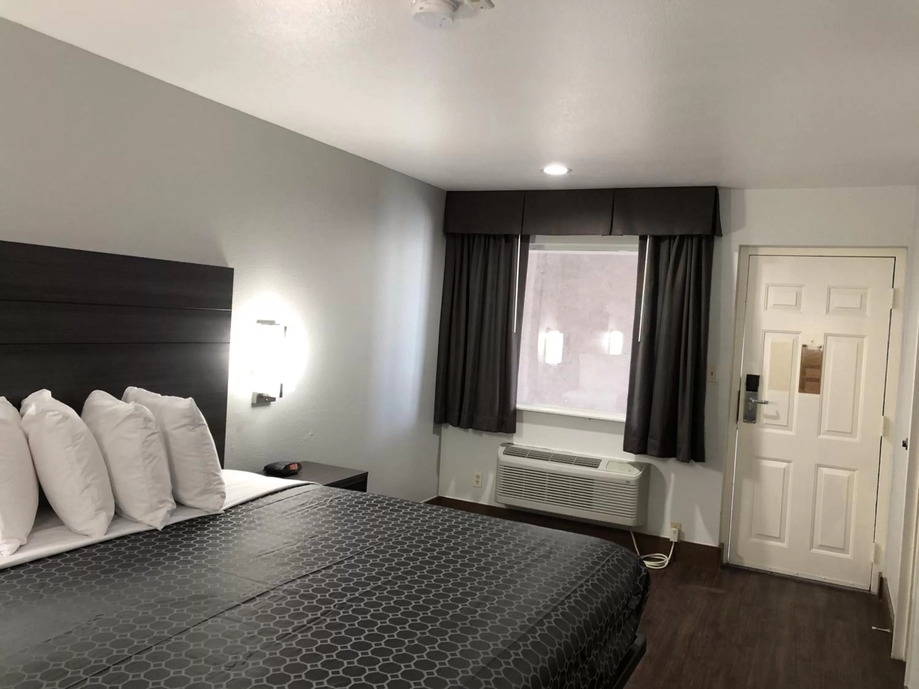 Photo of the whole room, Bed in Blue Way Inn By Jasper Near Frost Bank Center
