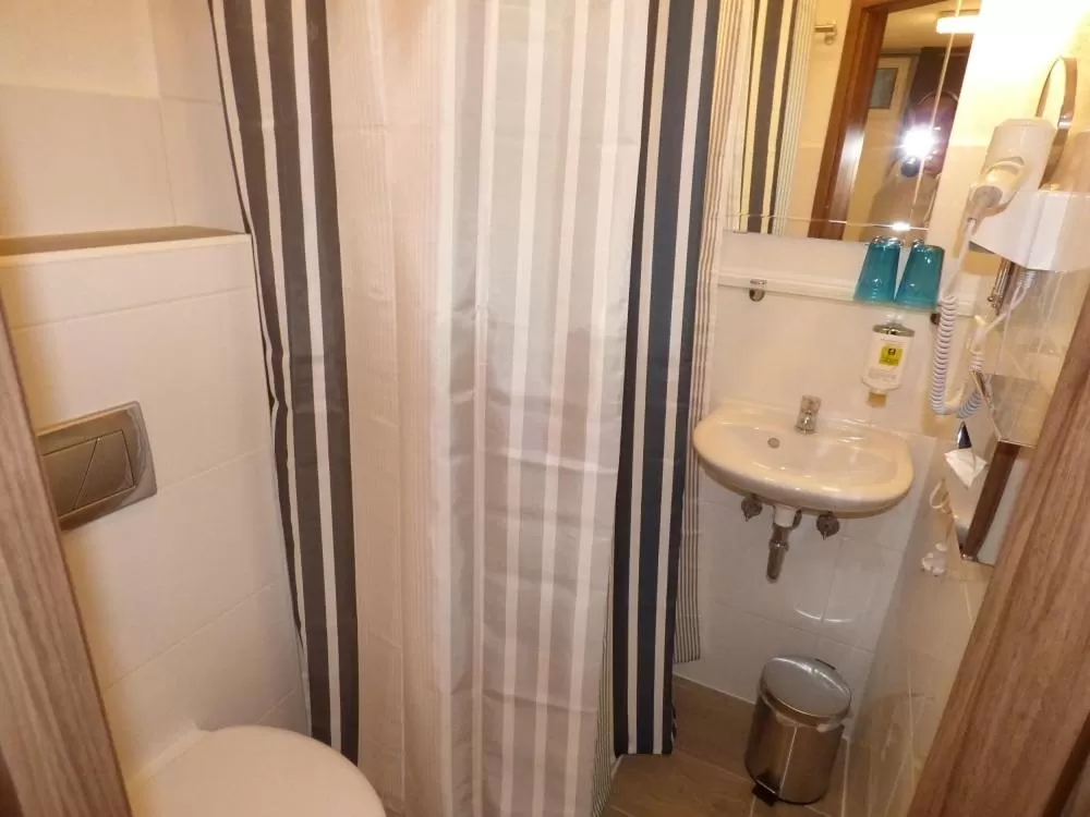 Bathroom in Hotel Art Inn Dinslaken