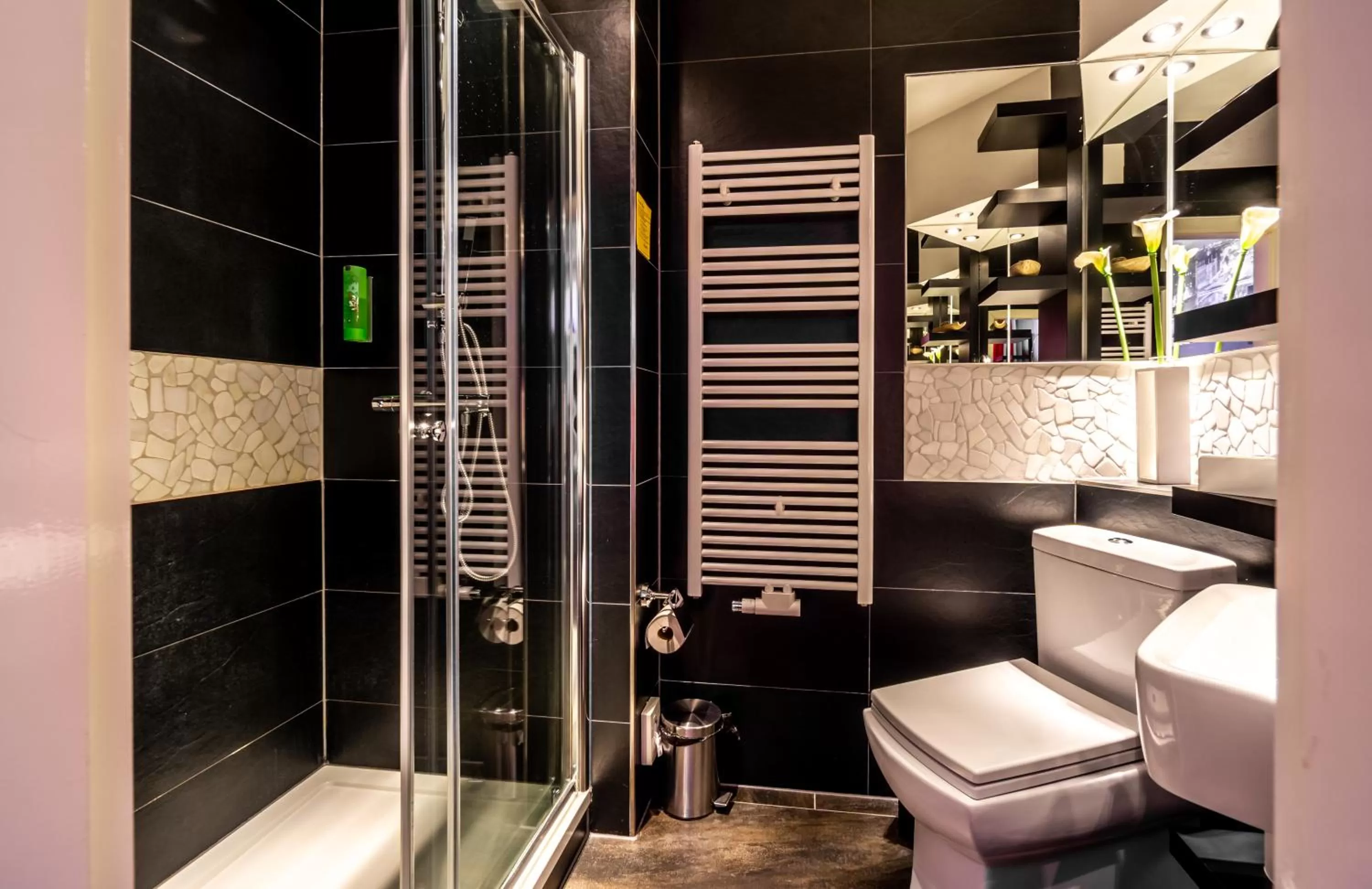 Shower in SL'otel - Das StadtHotel - voll Klimatisiert