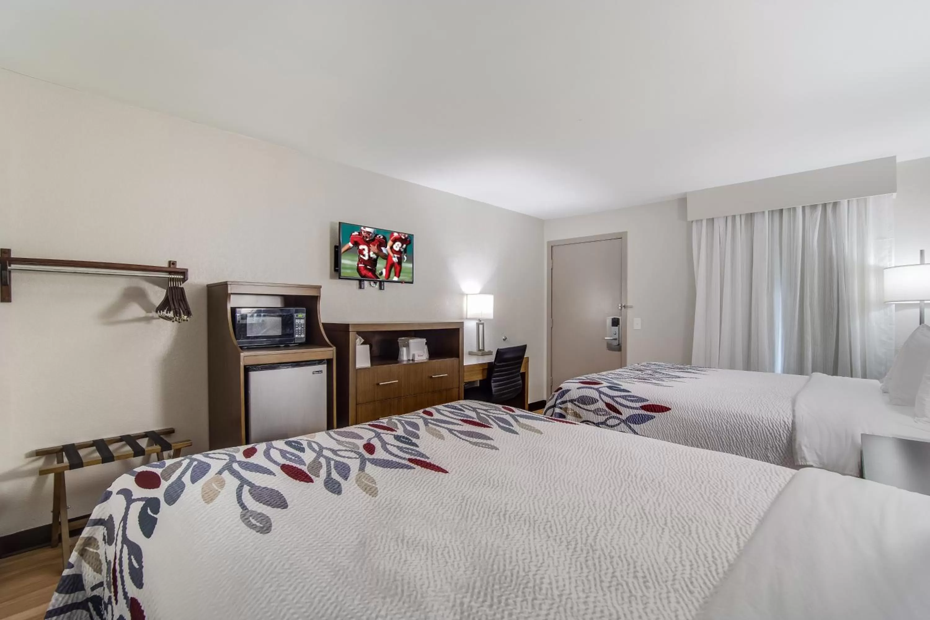 Photo of the whole room, Bed in Red Roof Inn St George, SC