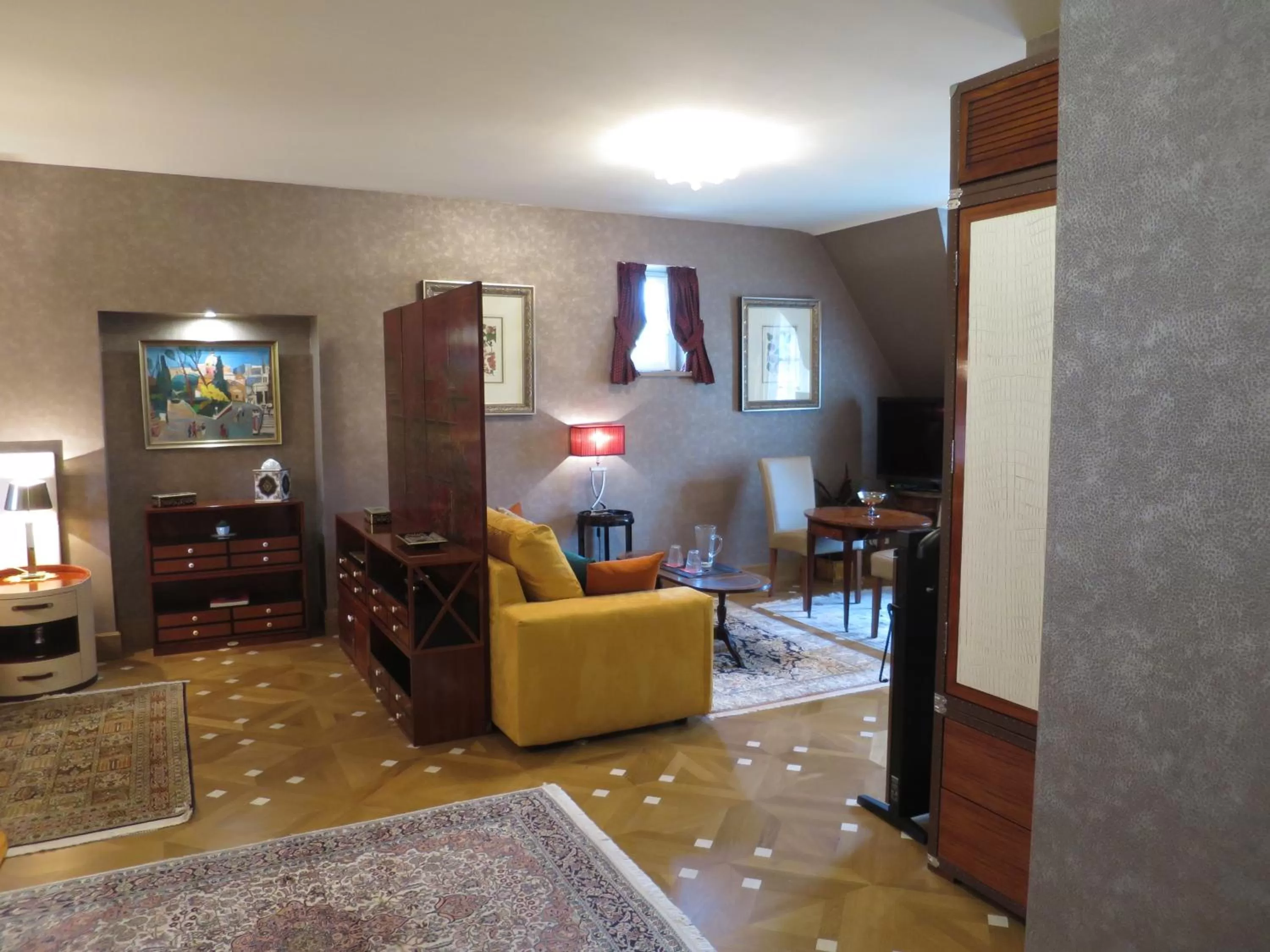 Bed, Seating Area in KerBlondel