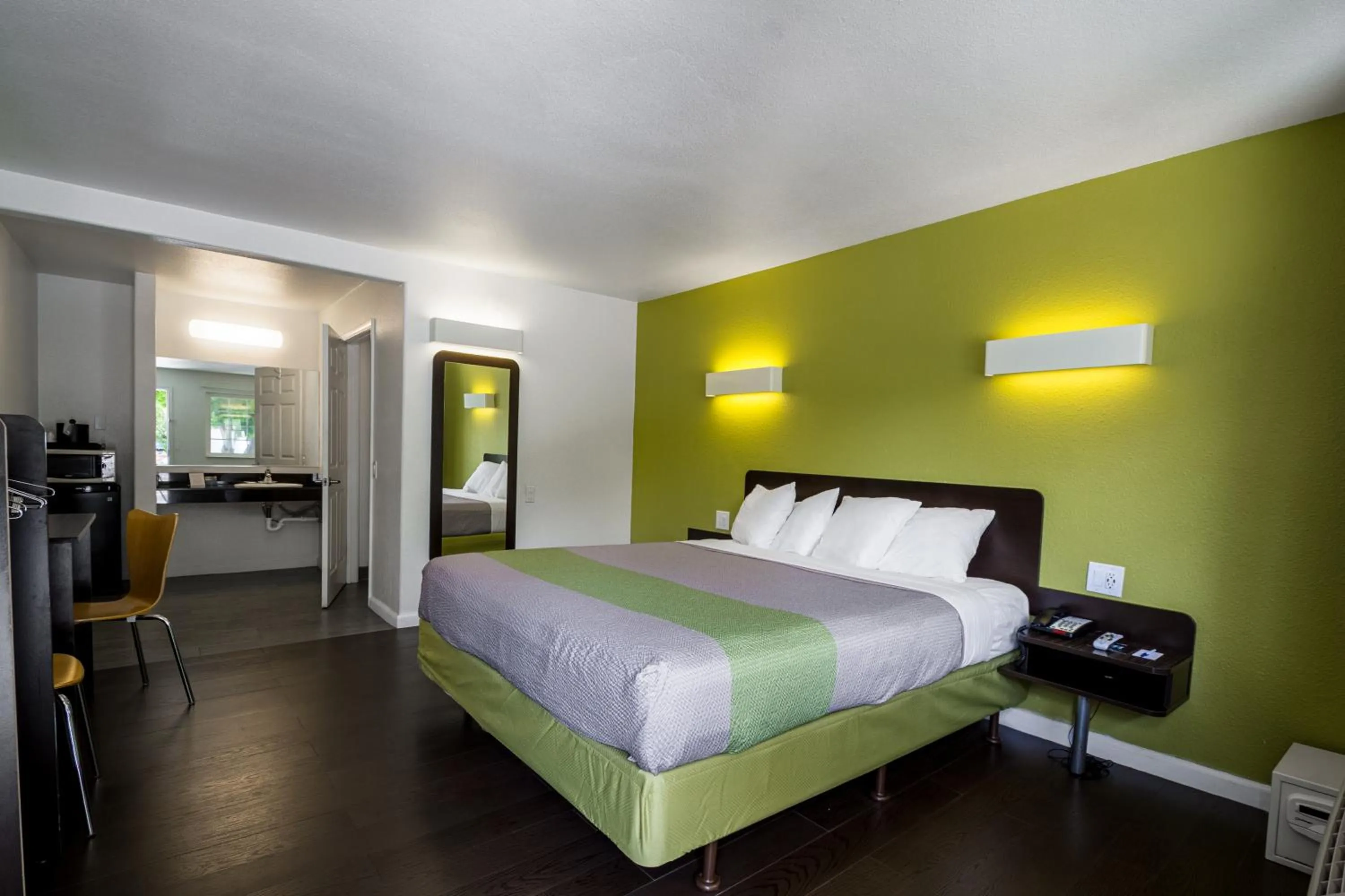 TV and multimedia, Bed in Motel 6 - Downtown Monterey