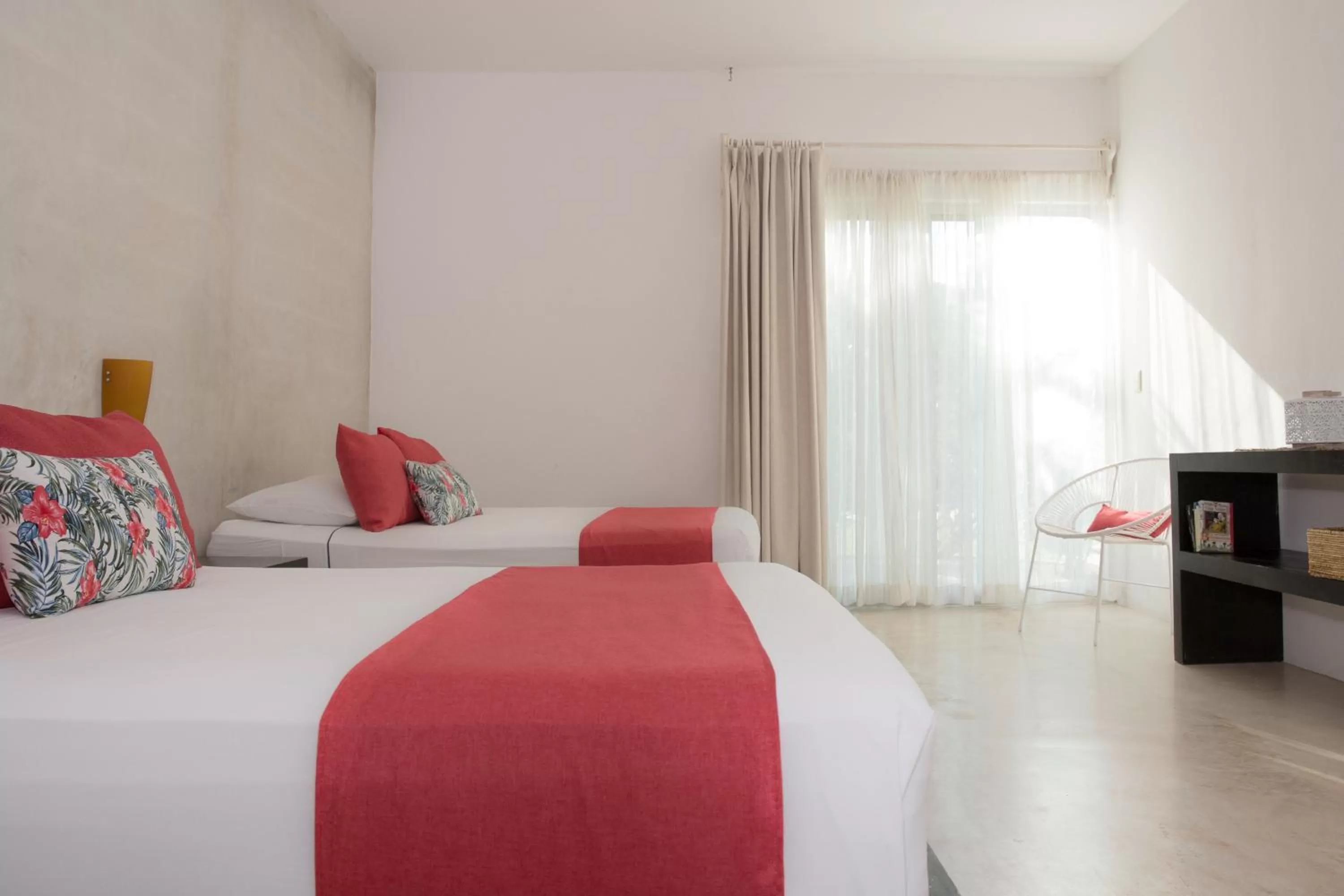 Photo of the whole room, Bed in Villas H2O