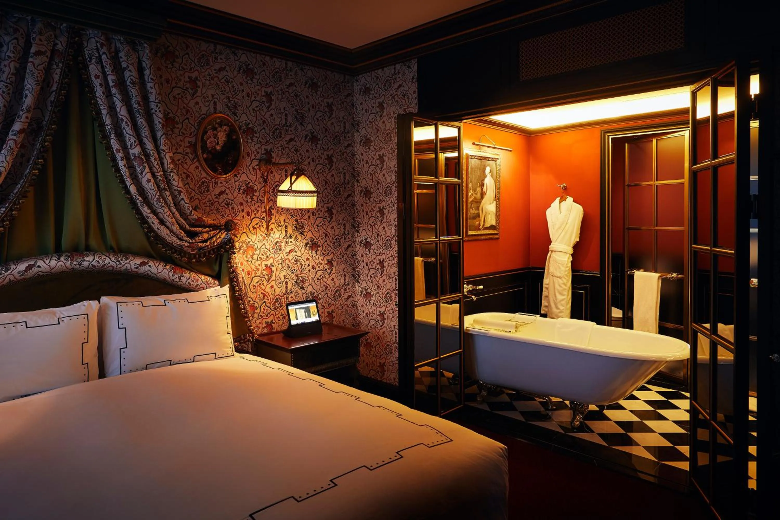 Toilet, Bed in L'Escape Hotel