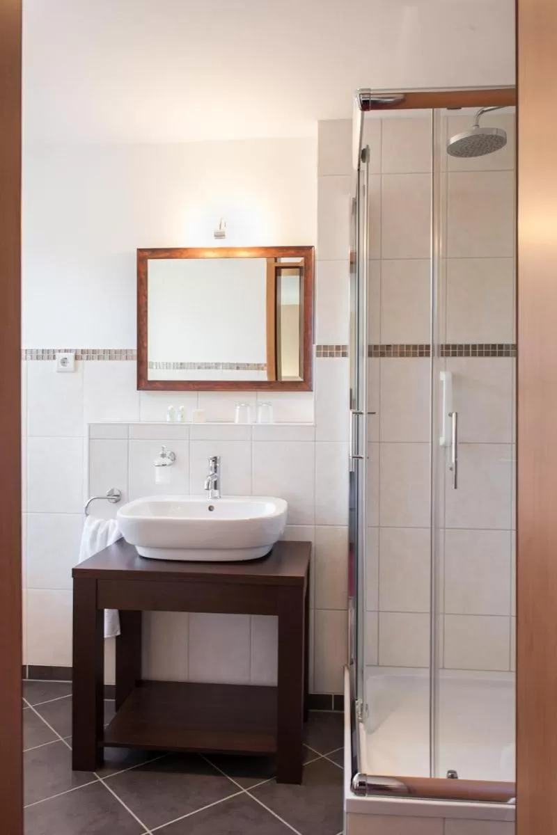 Bathroom in Hotel und Restaurant Haus Sajons