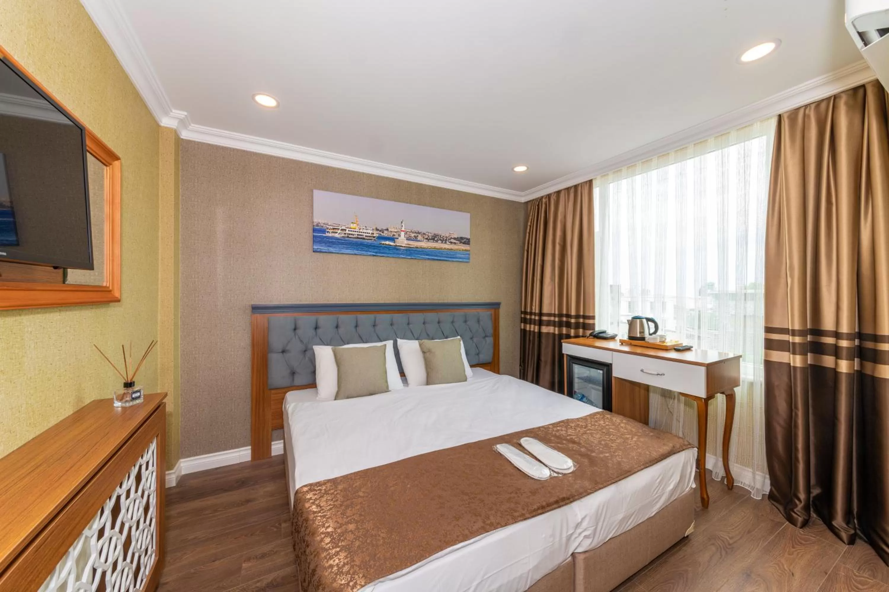 Communal lounge/ TV room, Bed in Golden Sand Hotel