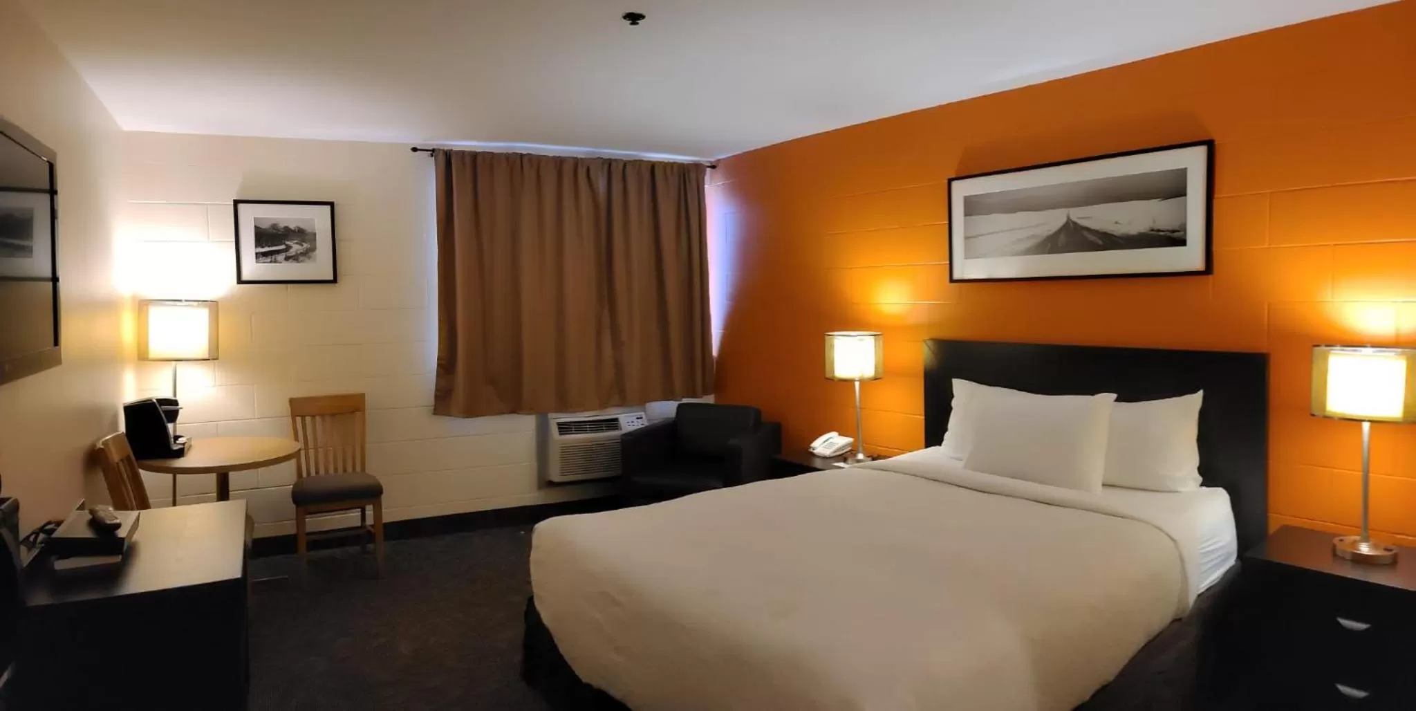 Bed in Roadking Inns Motel