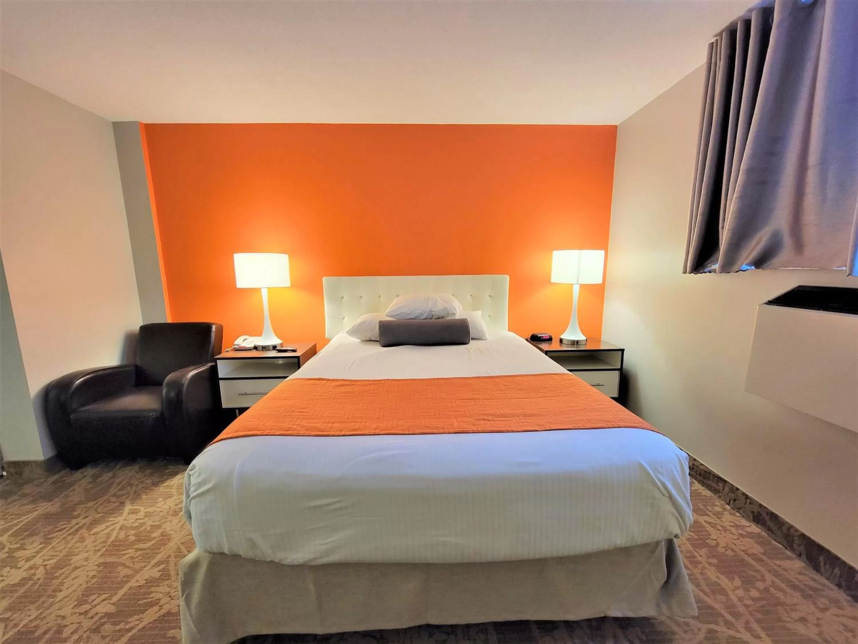 Bed in Howard Johnson by Wyndham Gravenhurst