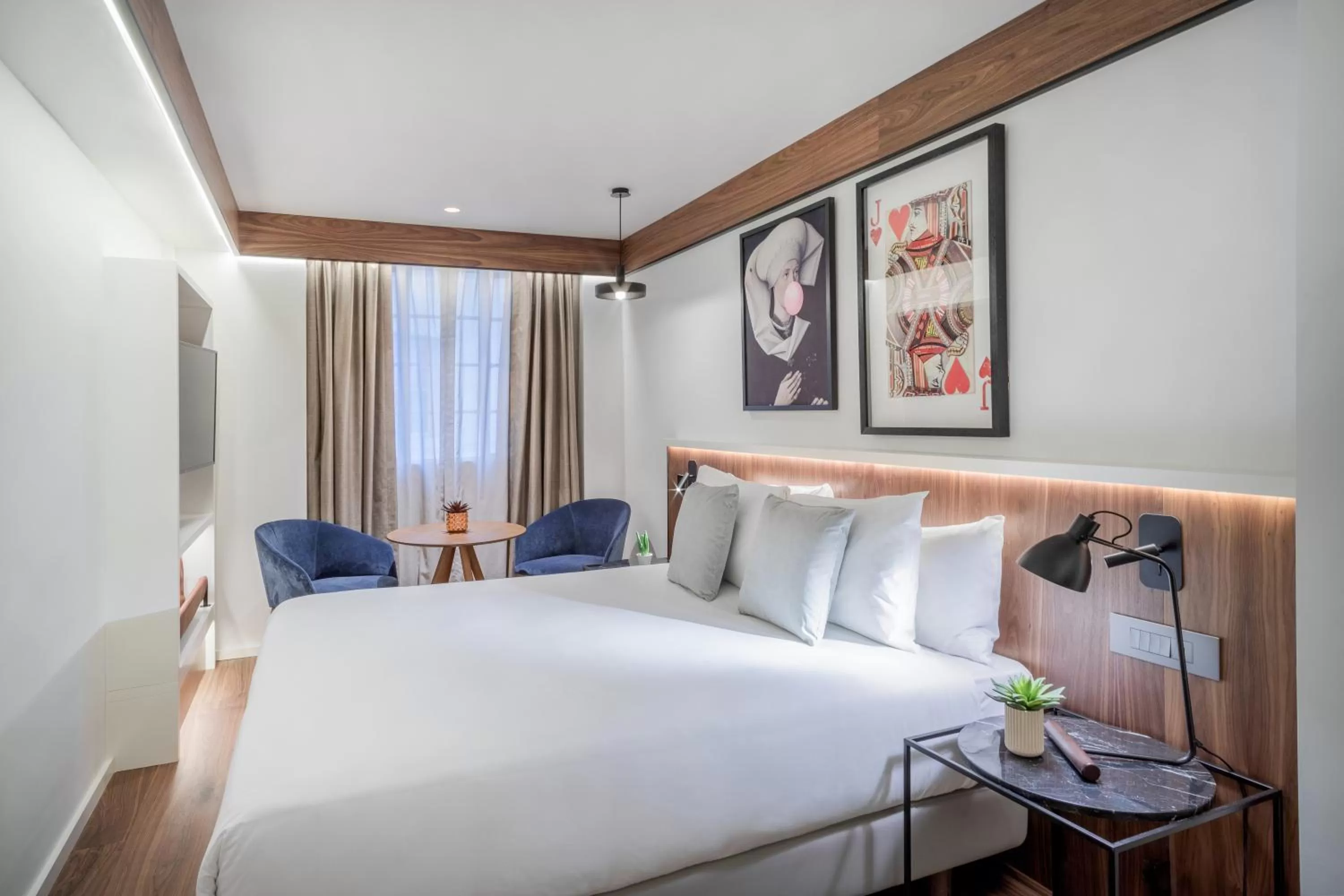 TV and multimedia, Bed in Melia White House Hotel