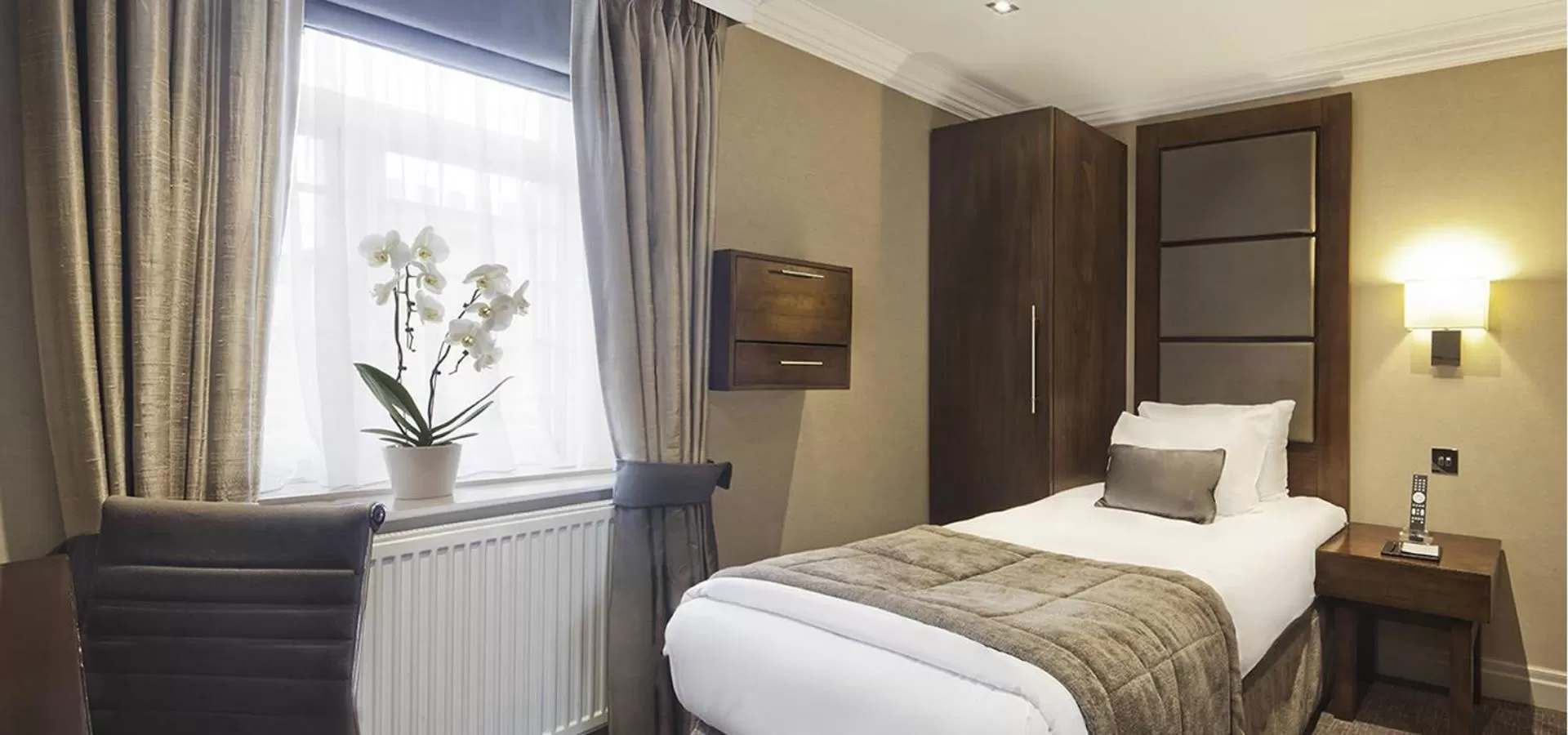 Bedroom, Bed in Gem Strathmore Hotel