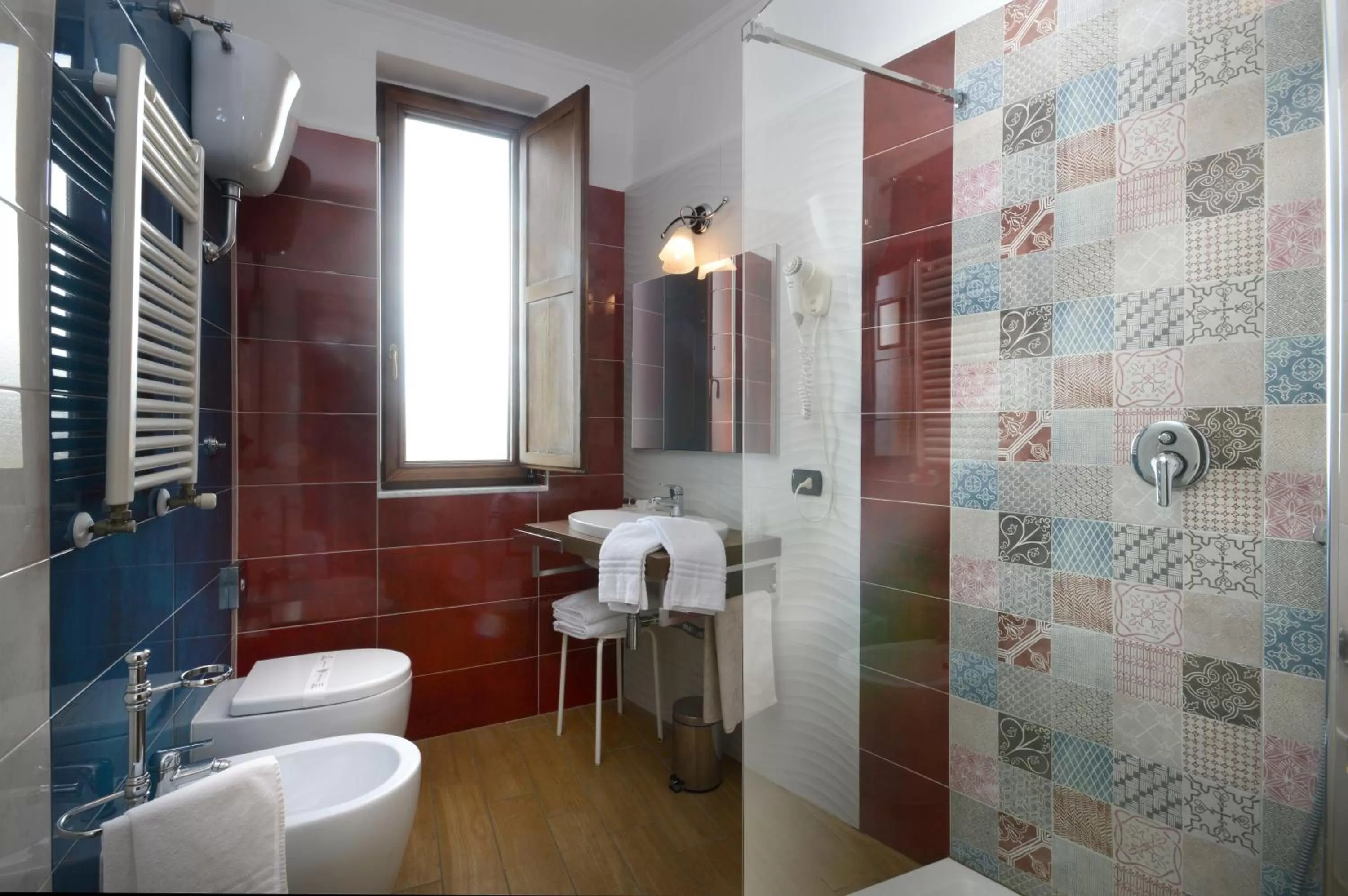 Shower in Pinto-Storey Hotel