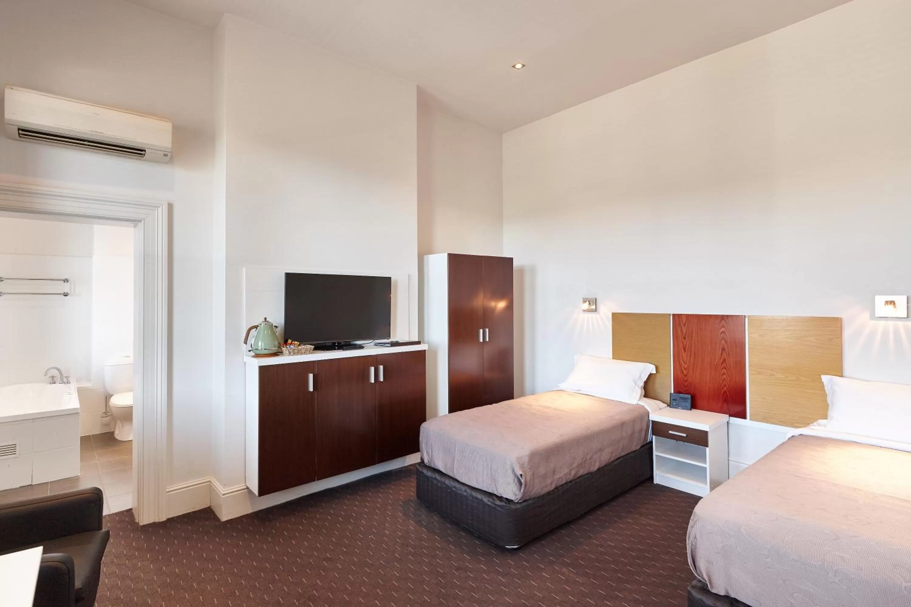 Bathroom, Bed in Auldington Hotel