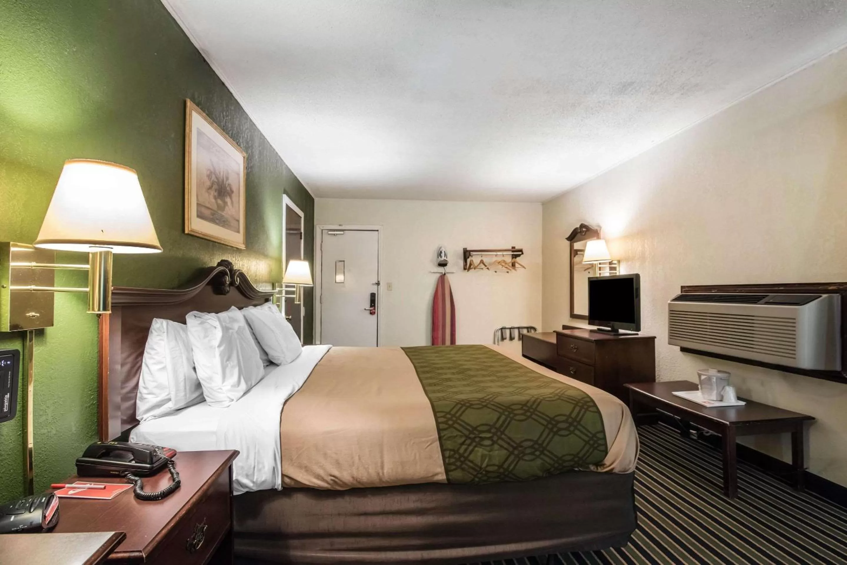 Photo of the whole room, Bed in Econo Lodge