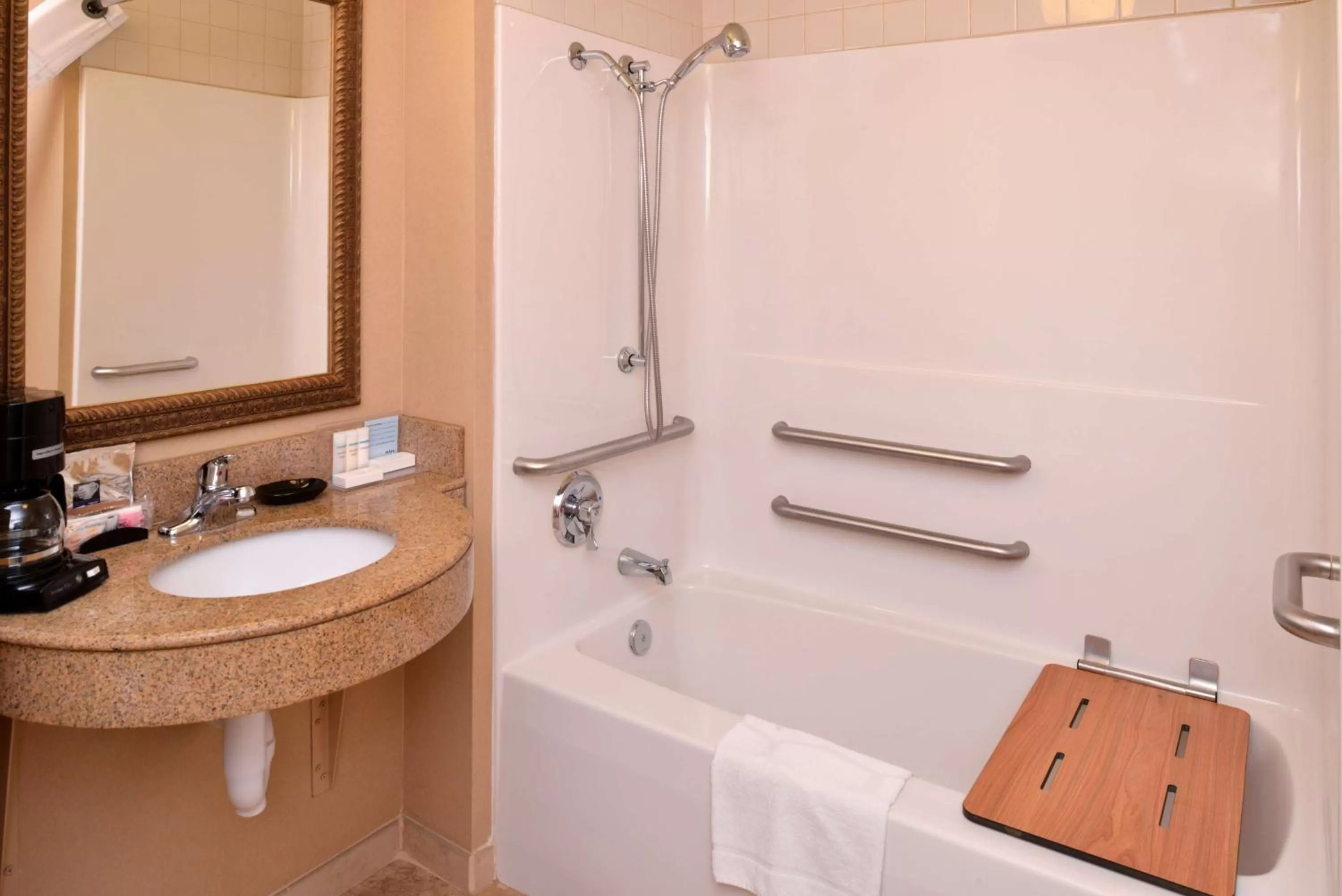 Bathroom in Hampton Inn by Hilton Litchfield