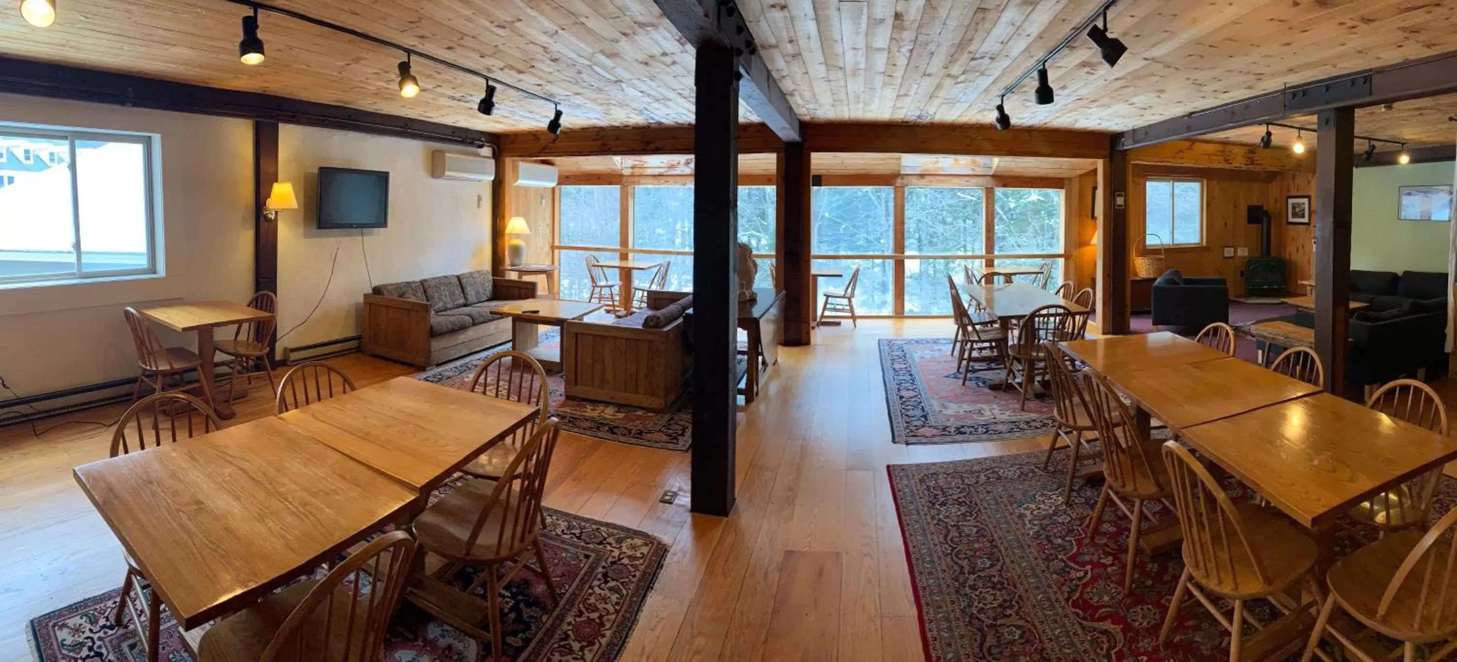 Restaurant/places to eat in Snowy Owl Inn