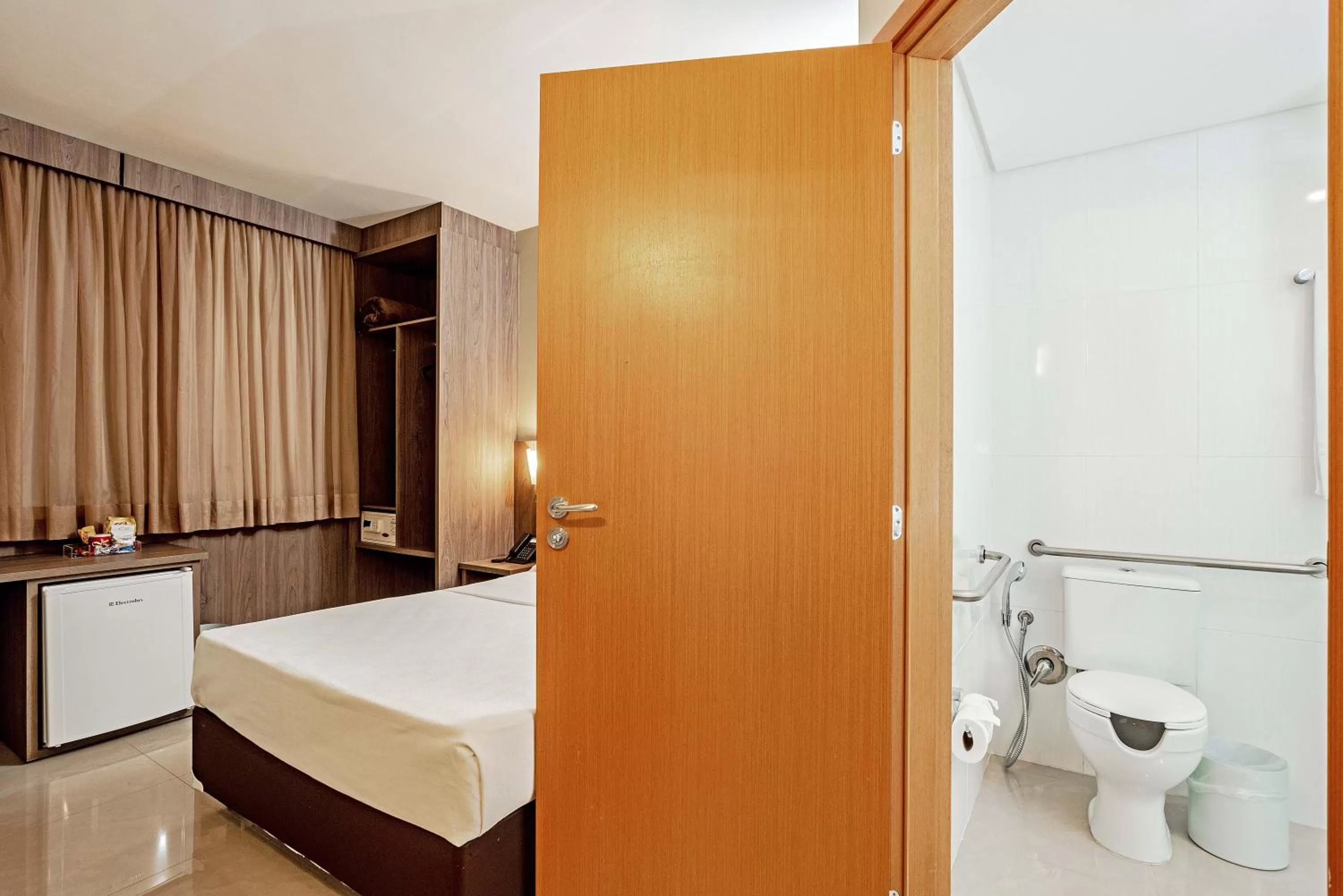 Photo of the whole room, Bed in Slim Curitiba Av das Torres