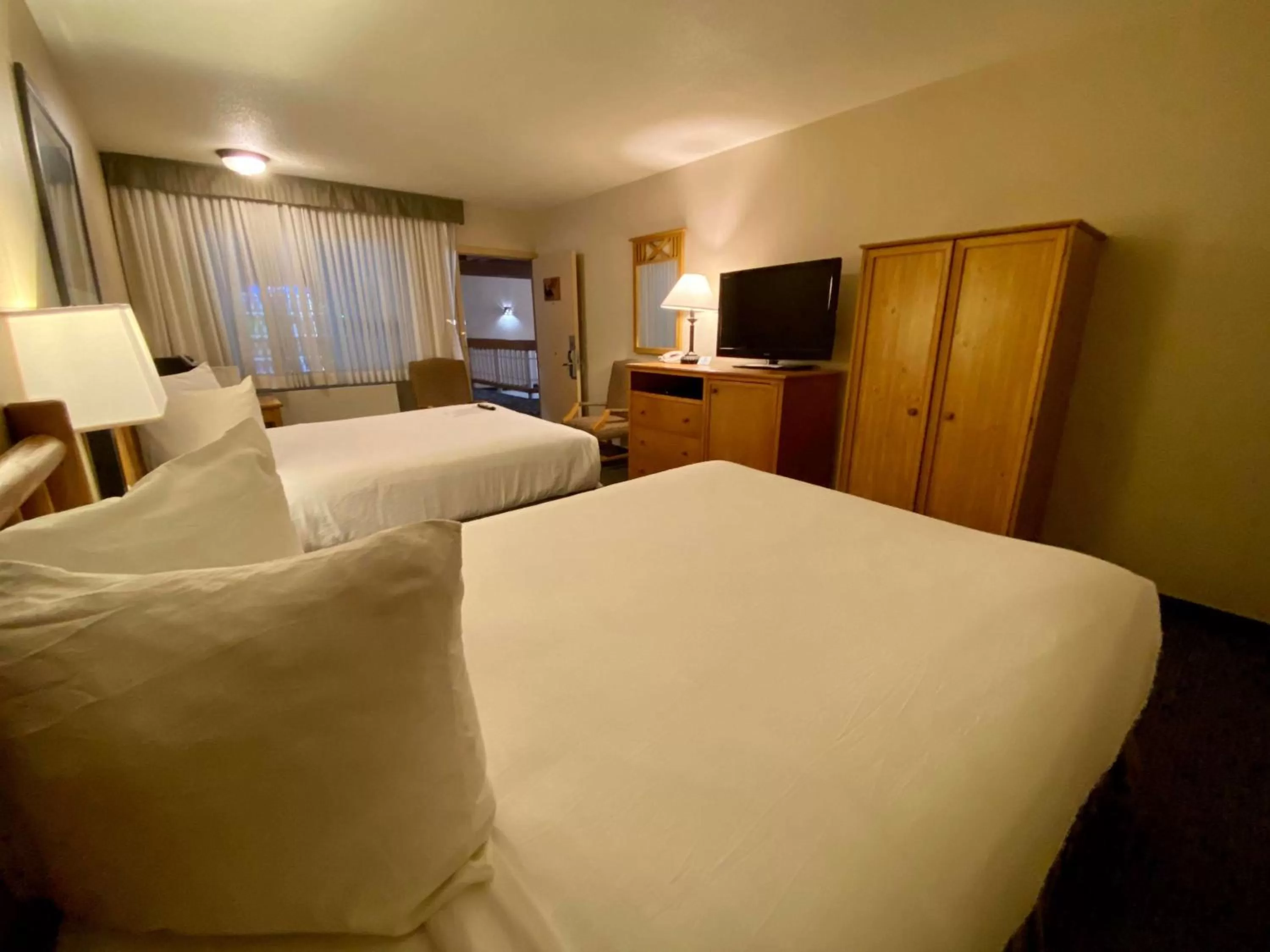 Photo of the whole room, Bed in Best Western Sheridan Center