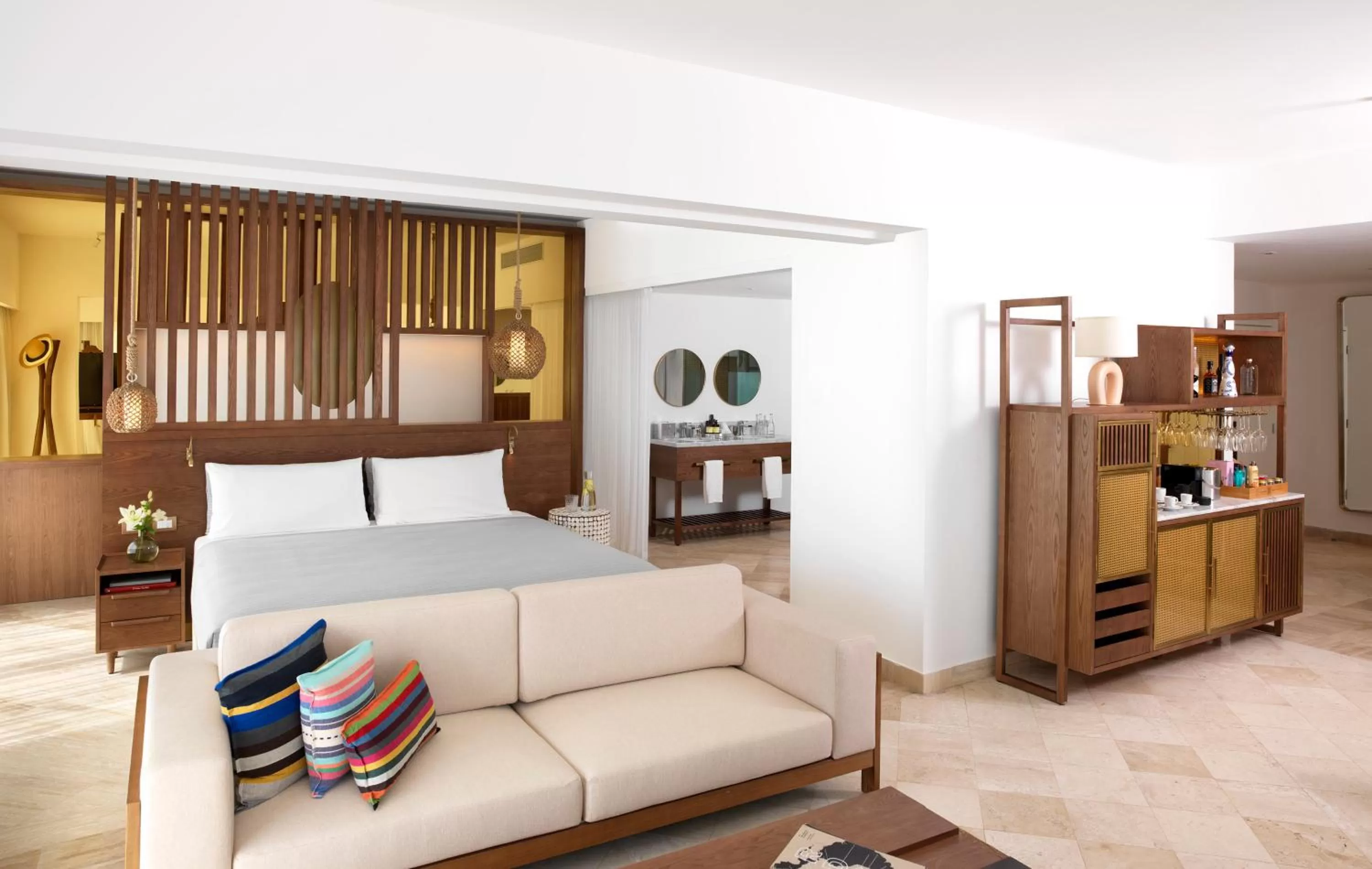 Photo of the whole room, Bed in ME Cabo by Meliá