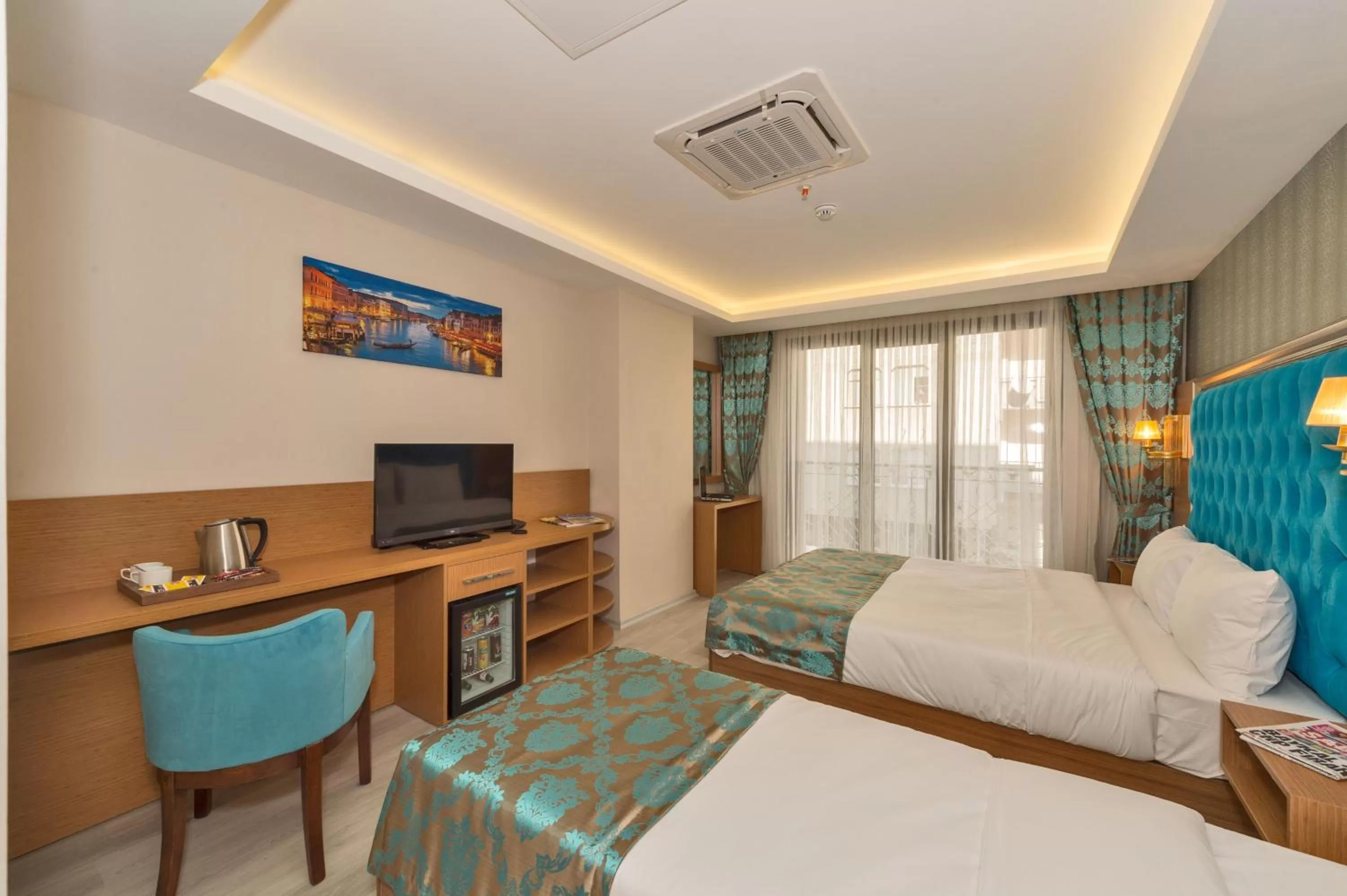 Seating area, Bed in Grand Palace Hotel